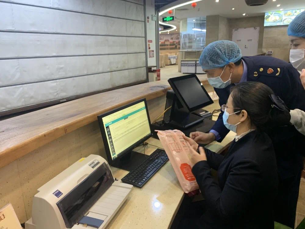直击厦门年夜饭操办酒店后厨检查