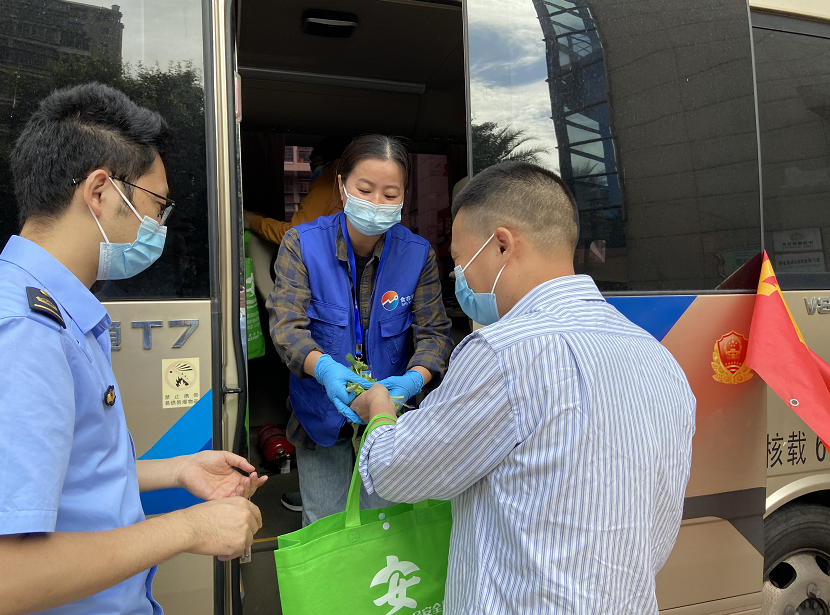 福建厦门：保障食品安全 “你送我检”快检进社区