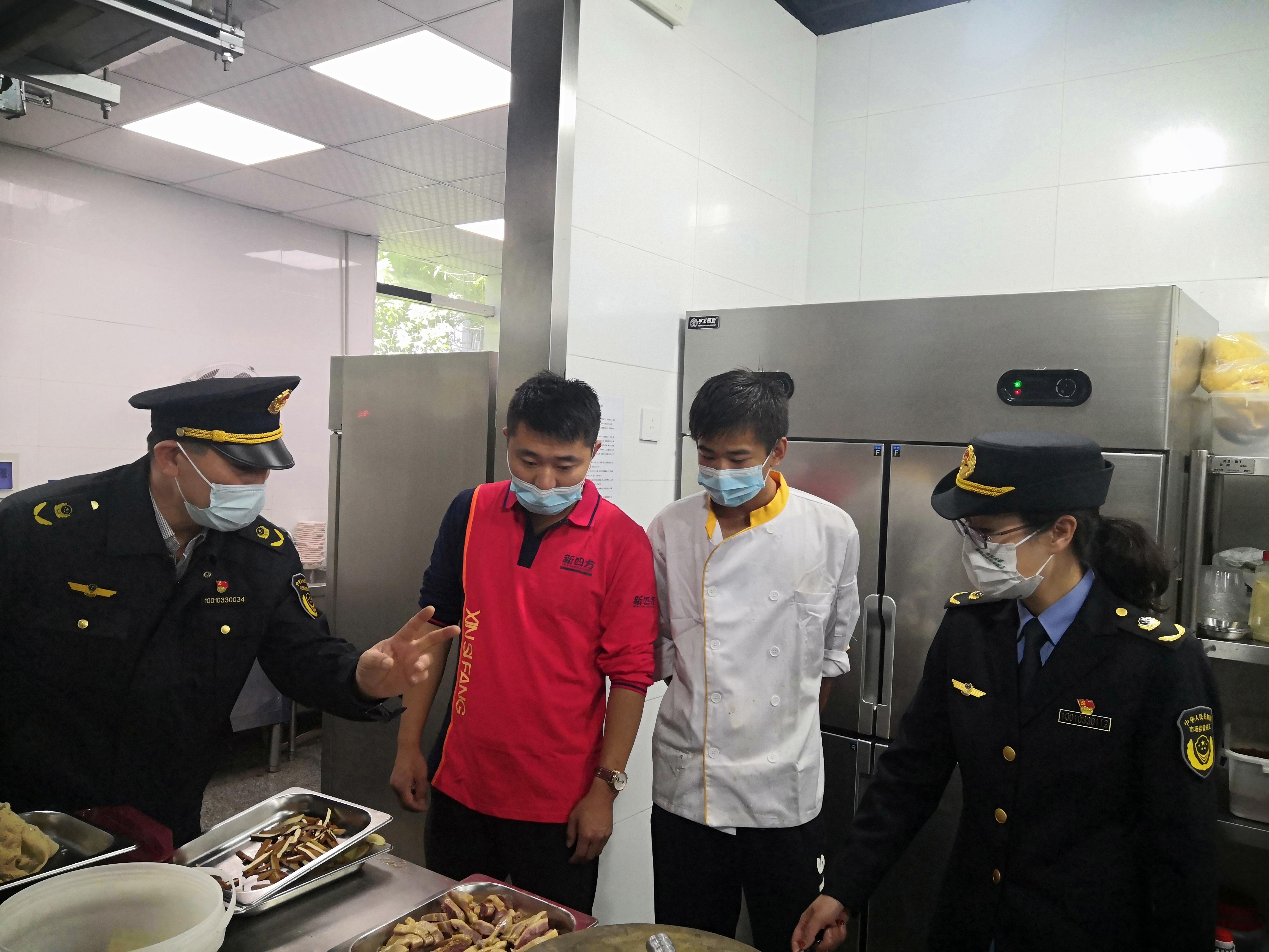 江苏南京：护航夜间经济 保障食品安全