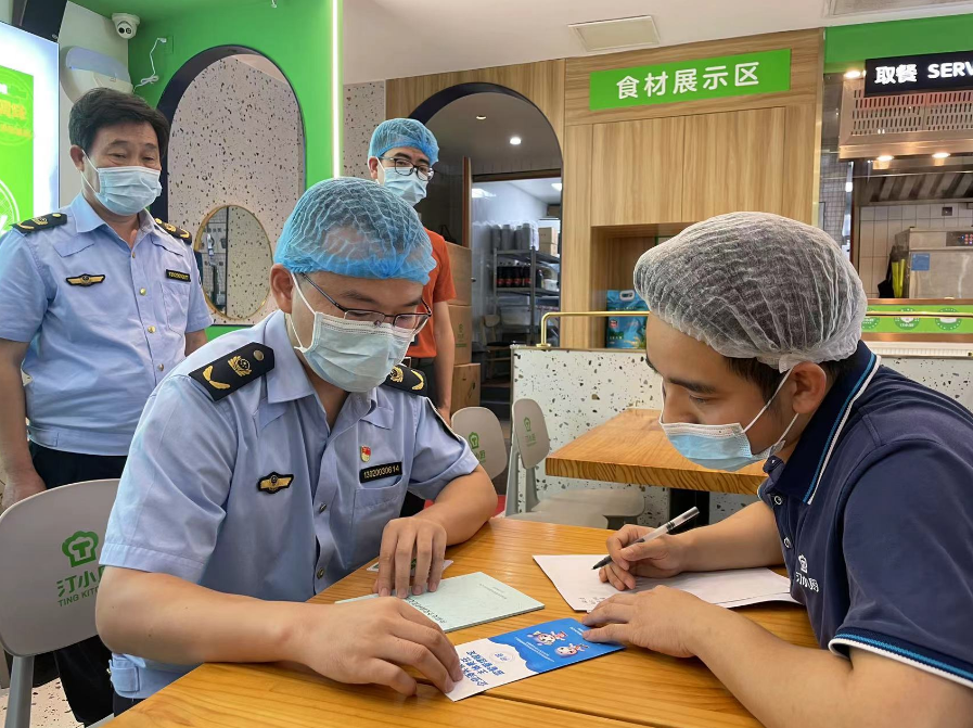  福建厦门市场监管部门突击检查2家网红餐饮店
