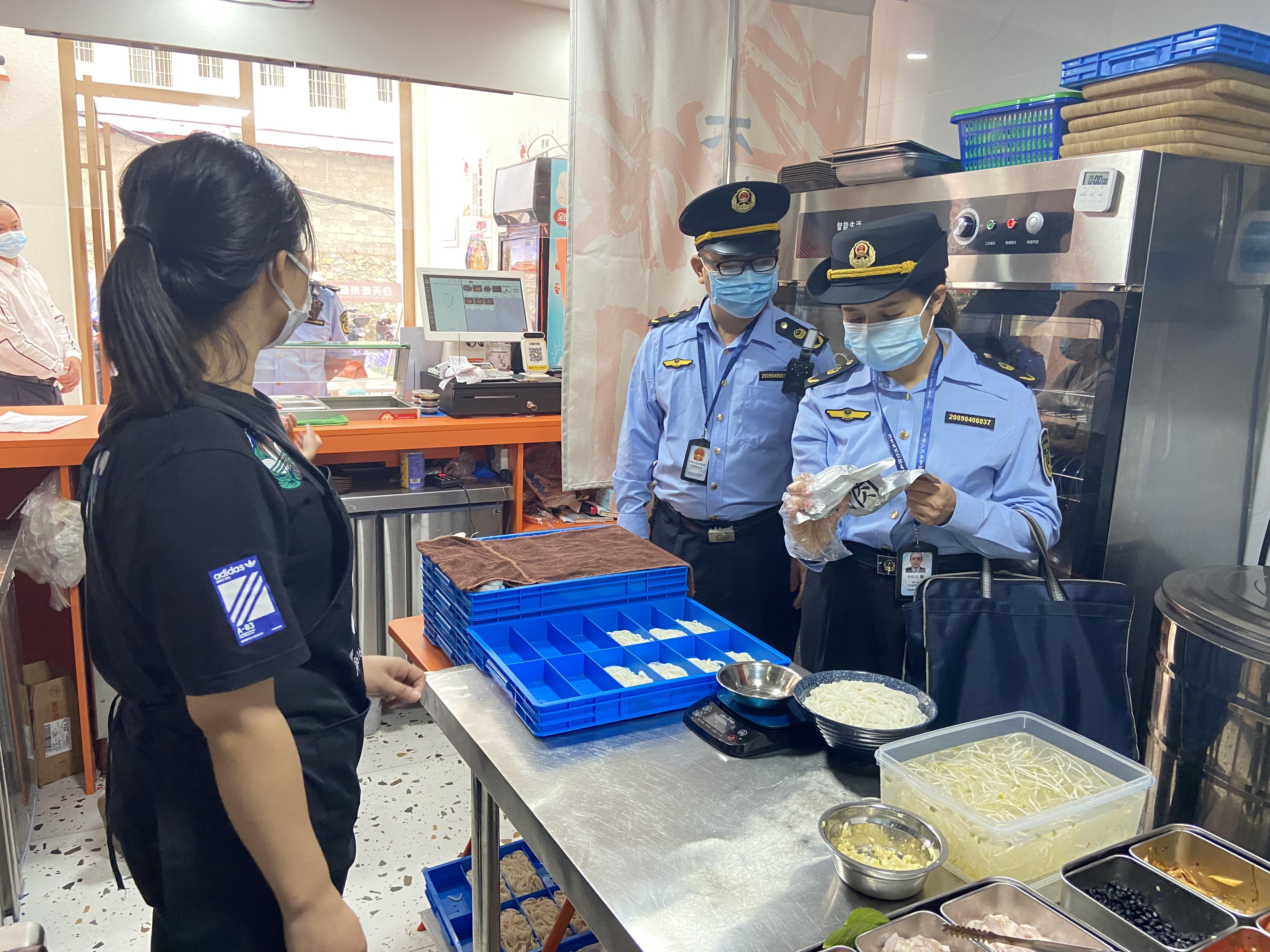 广西博白：“随机查餐厅”保障校园周边食品安全