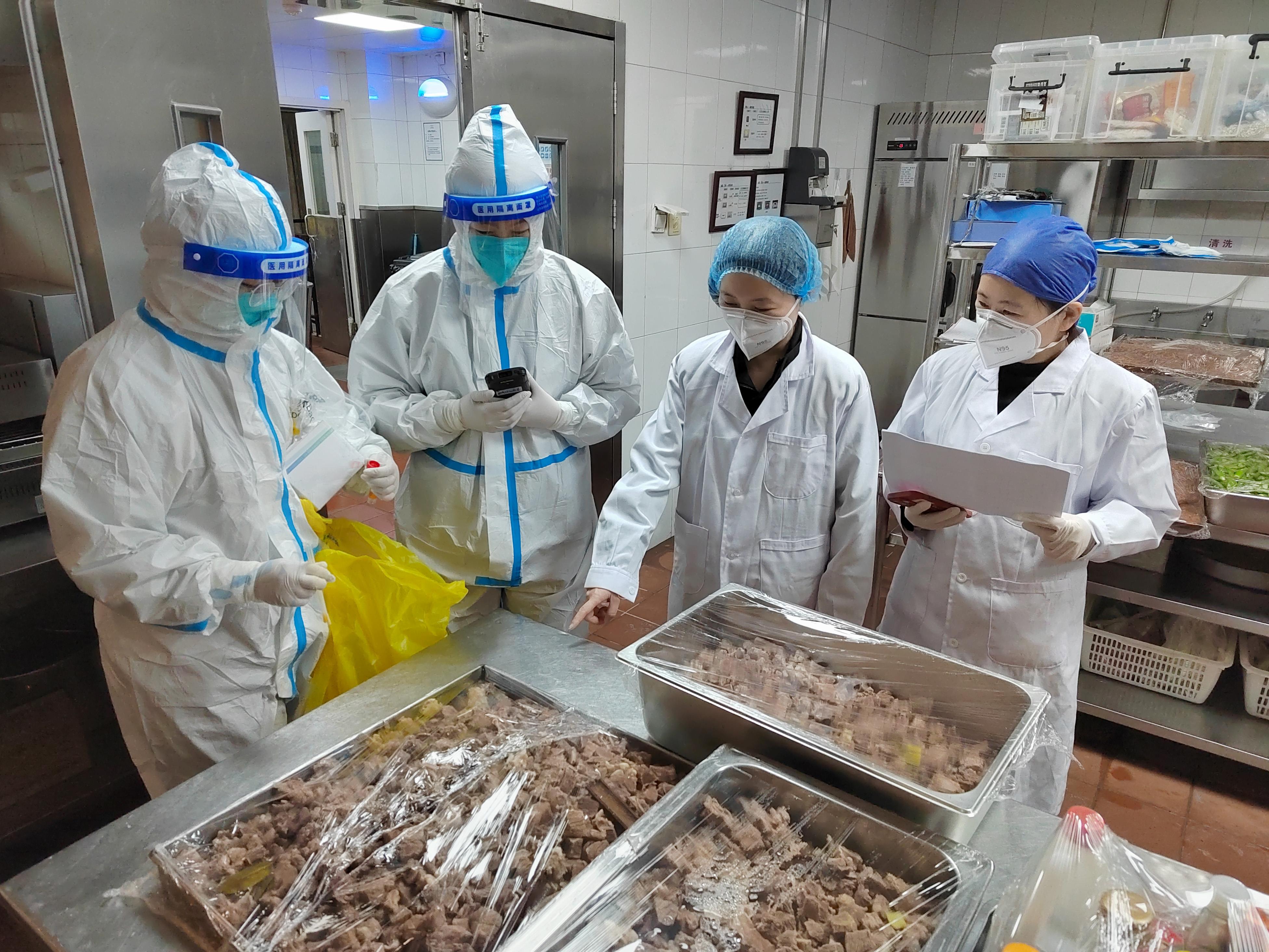 ‍‍运动会后学生集体退60件演出服致店铺被封，校方道歉