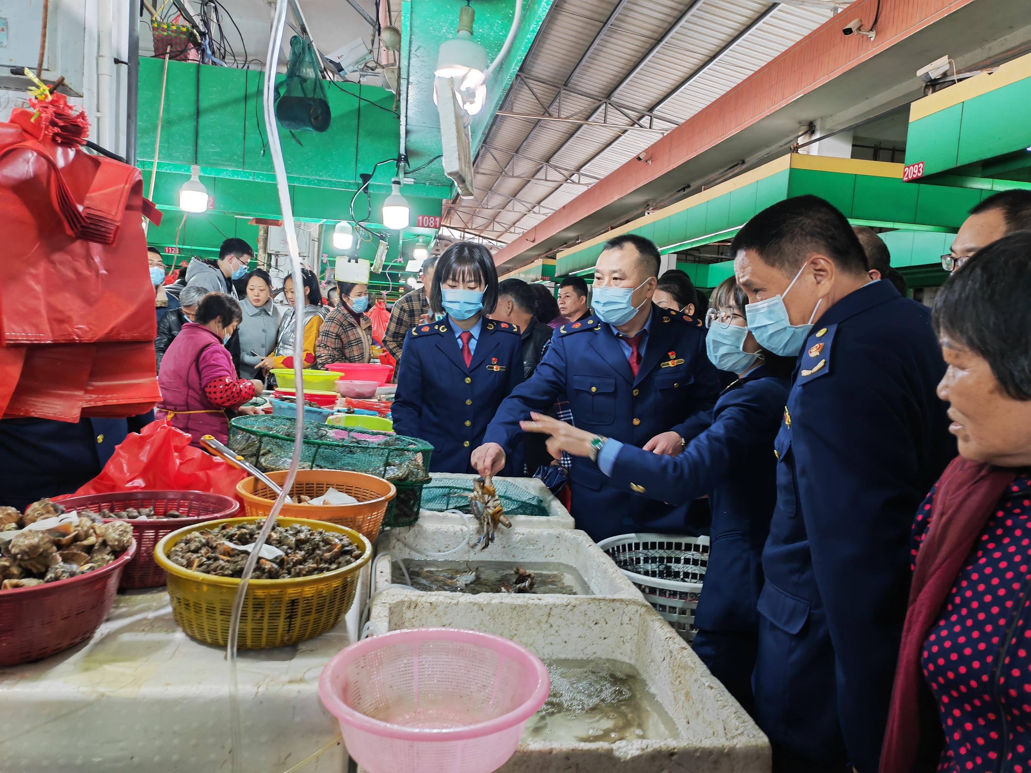 螃蟹捆绑扎绳超重 福建厦门3家水产摊贩被责令改正