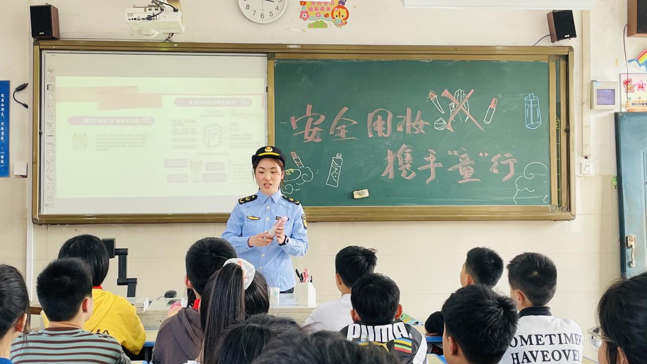  浙江温岭开展“安全用妆 携手‘童’行”宣传周活动