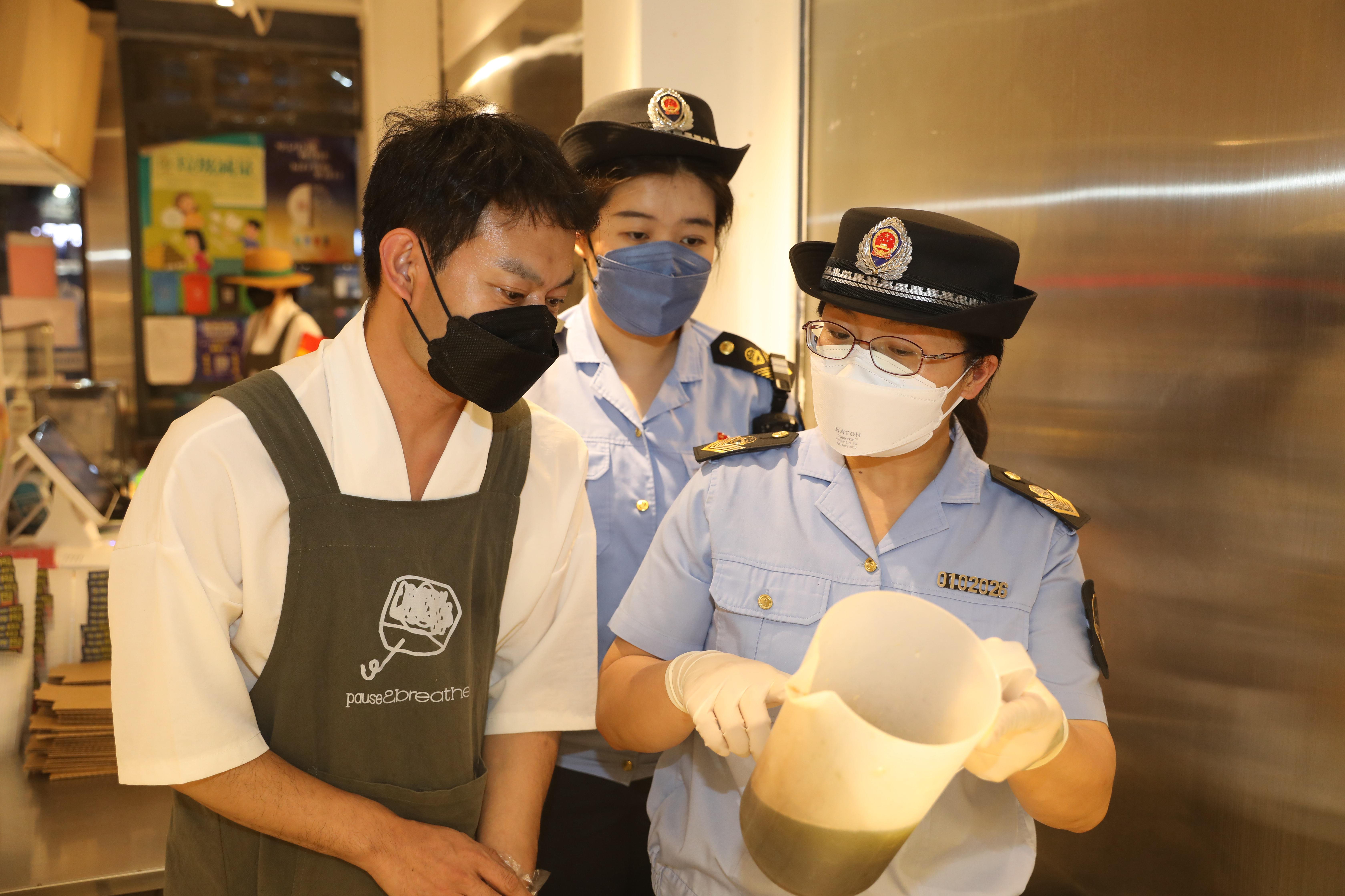 北京东城：夜查簋街食品安全