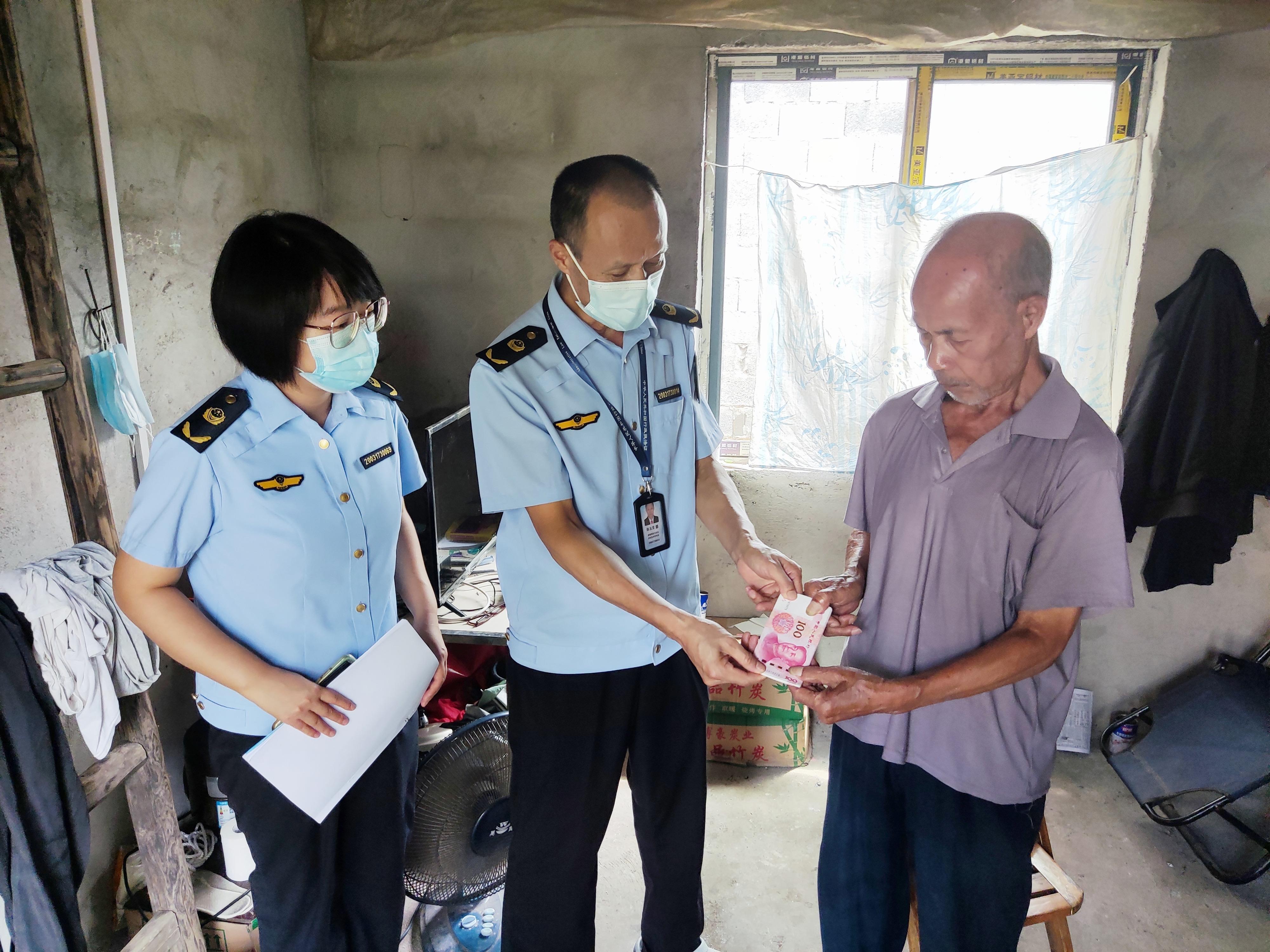  老人镶牙引纠纷 市场监管助维权