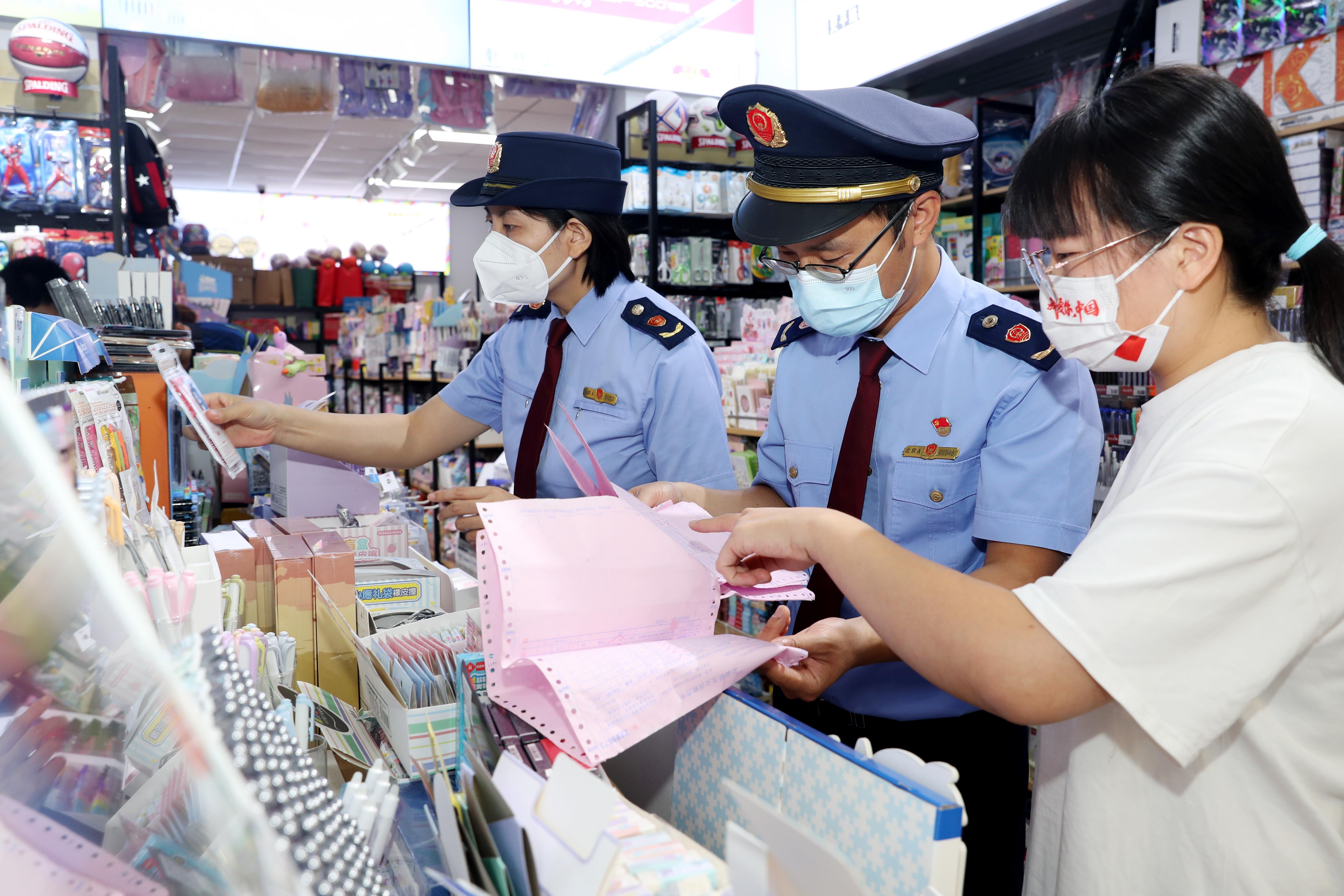  北京东城：检查学生用品 护航开学季