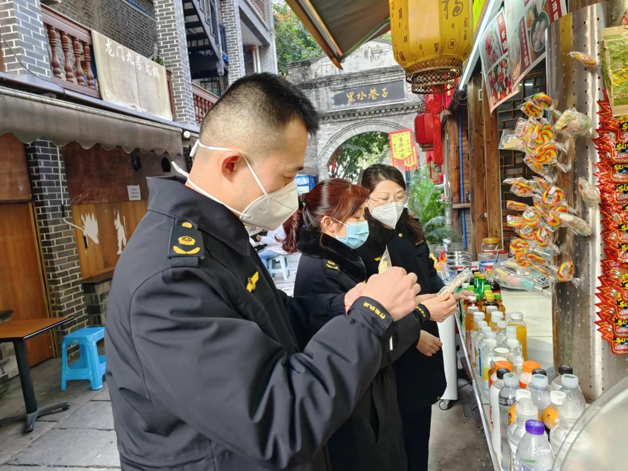重庆南岸：守护夜市餐饮消费安全