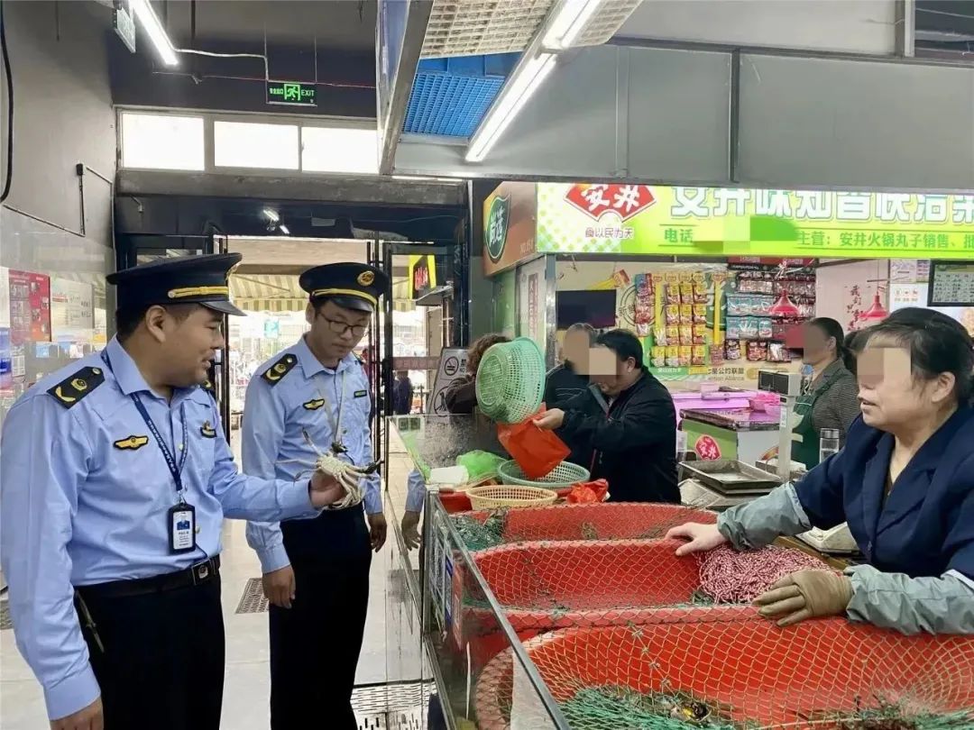 江苏南京：严格把关螃蟹市场 守护“舌尖上的鲜美”