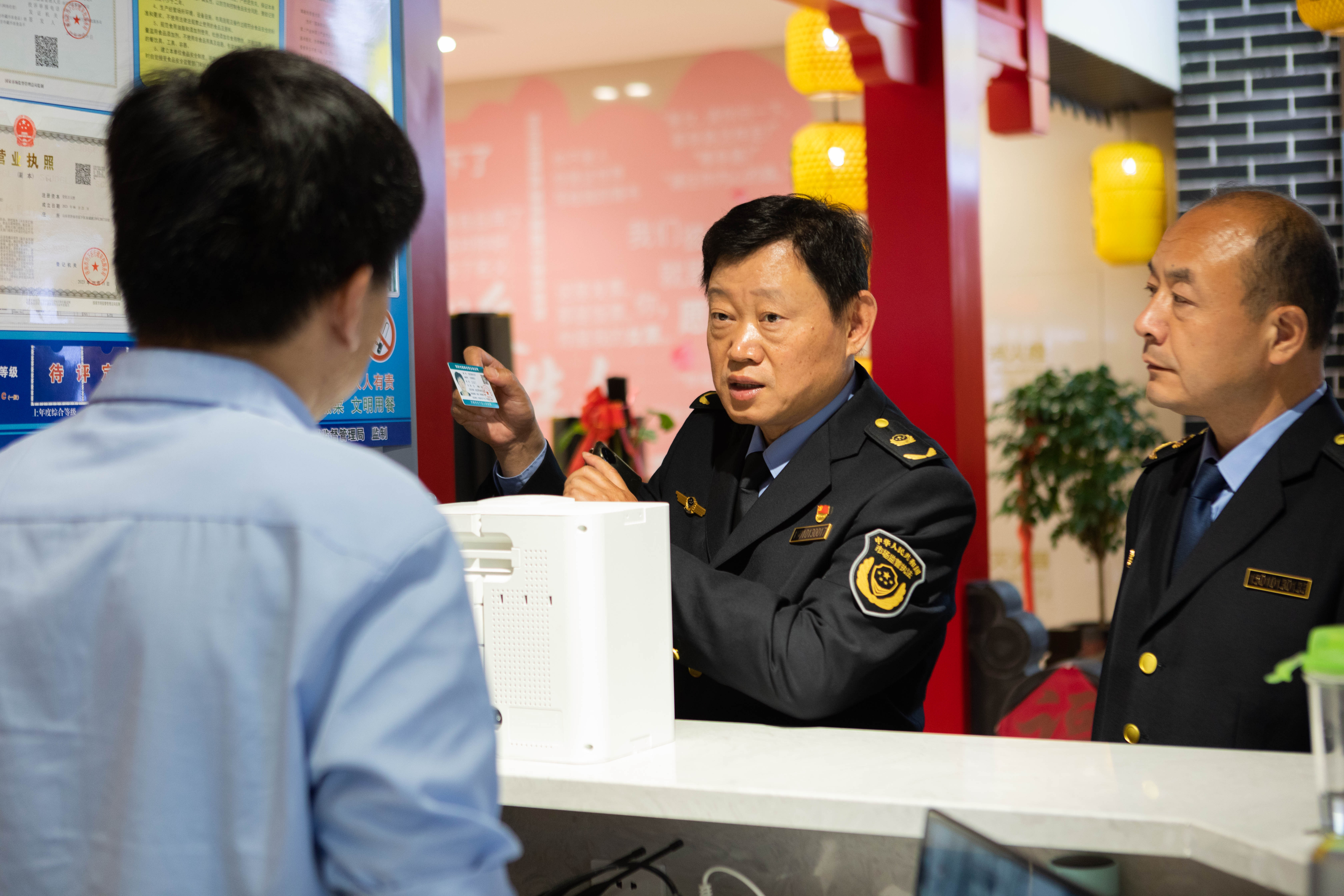  沪指震荡微跌，金融股集体走强，北向资金净买入超120亿元