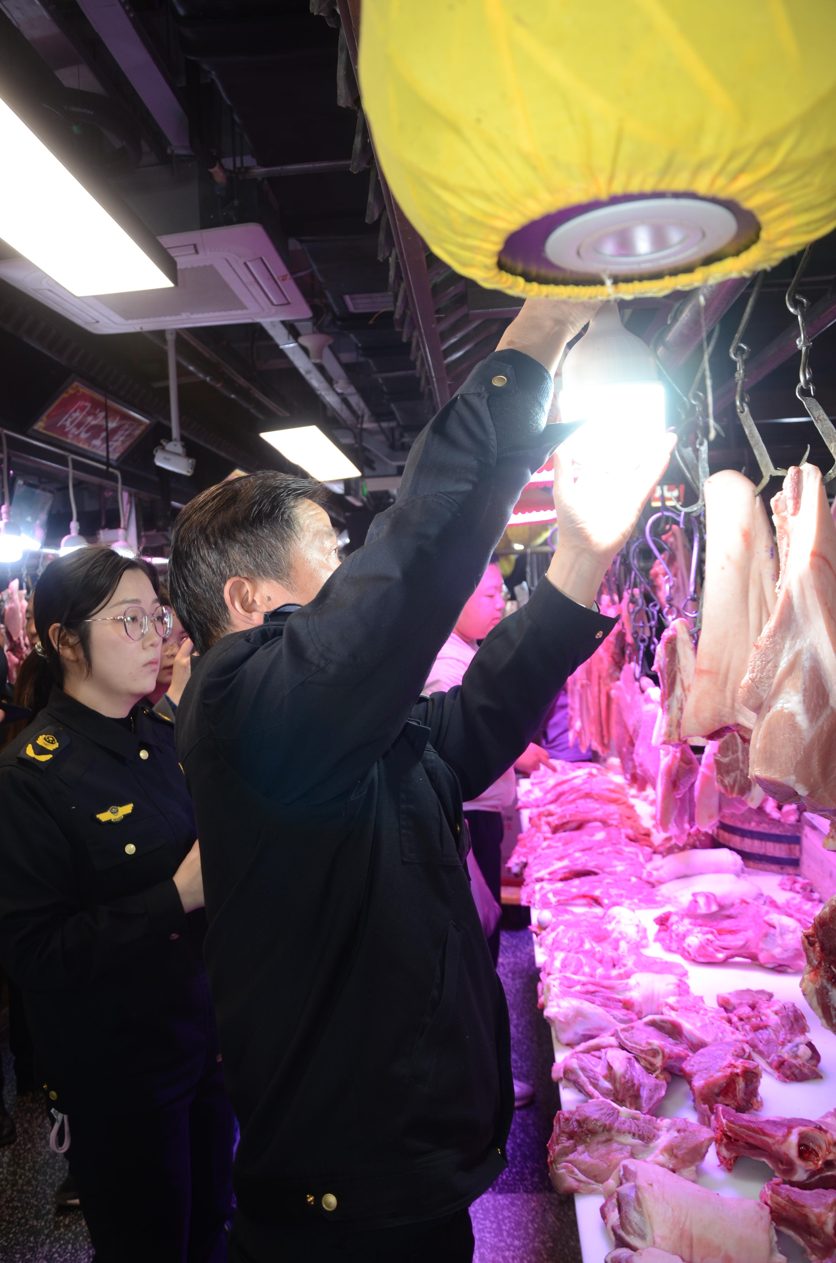 去“滤镜”•换新灯•探市场∣武汉市场监管部份机关集贸市场有序替换“生鲜灯”
