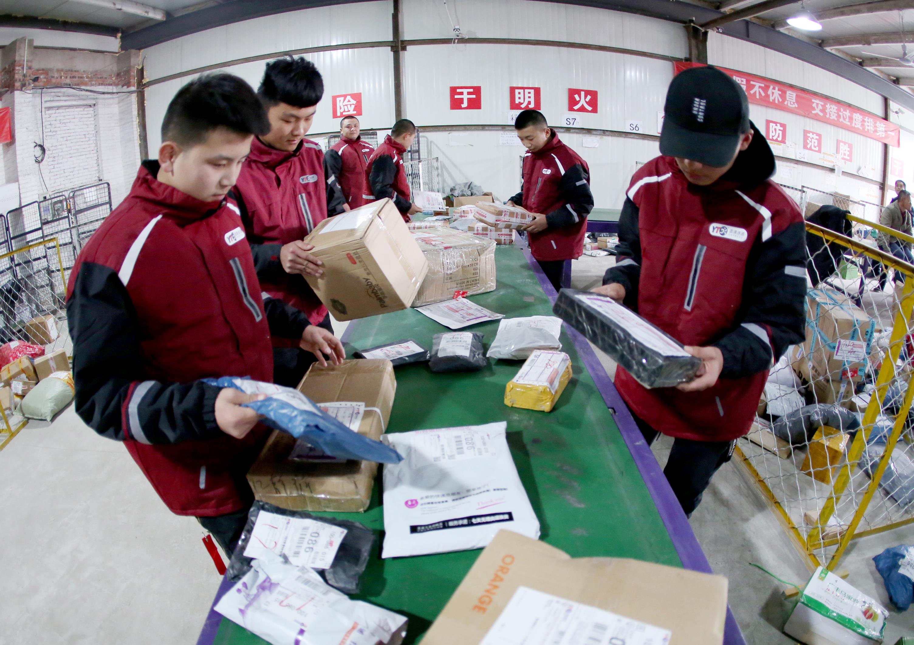 国家邮政局：快递年业务量首次突破1200亿件