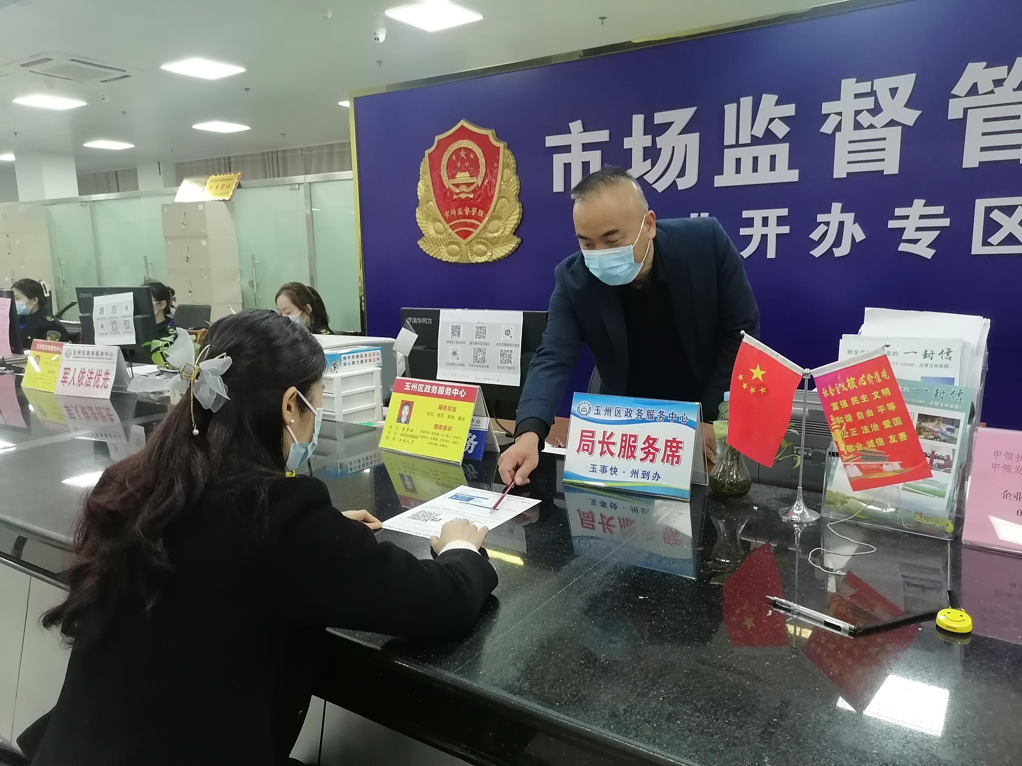 广西玉林：局长进大厅 服务暖民心