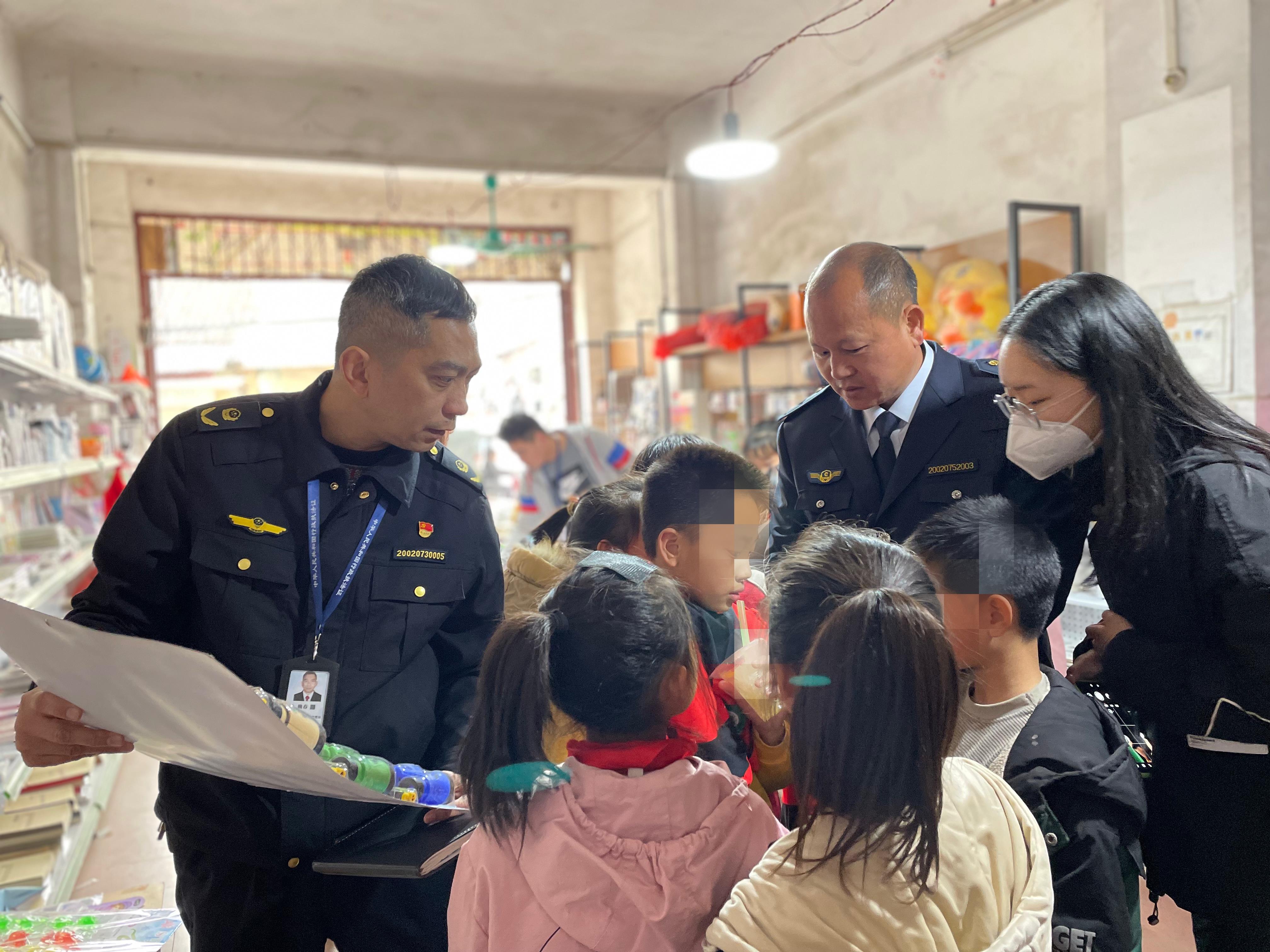 广西柳城县：小学门口卖“奶茶杯”电子烟，查！