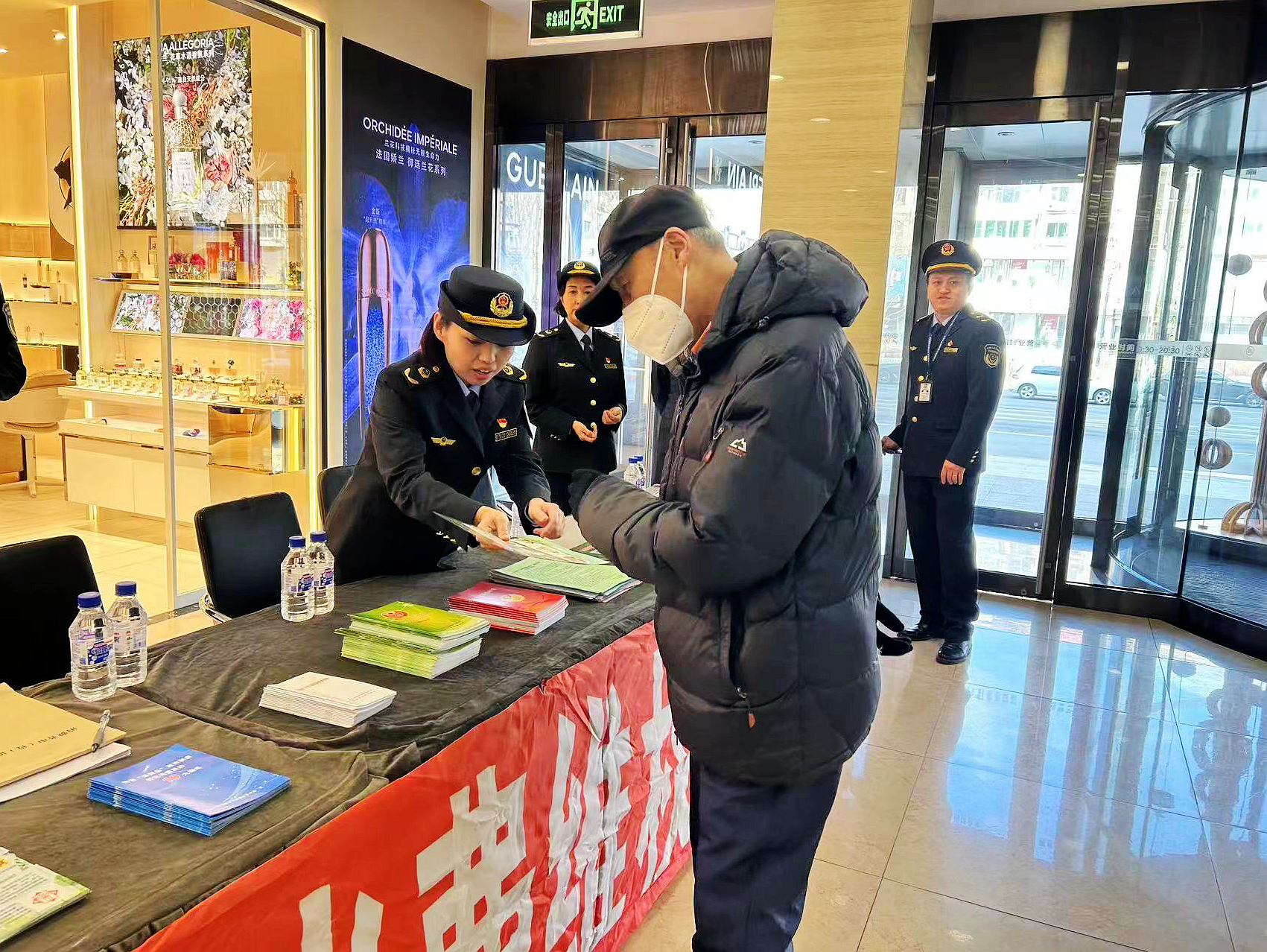 吉林：发放消费维权宣讲材料