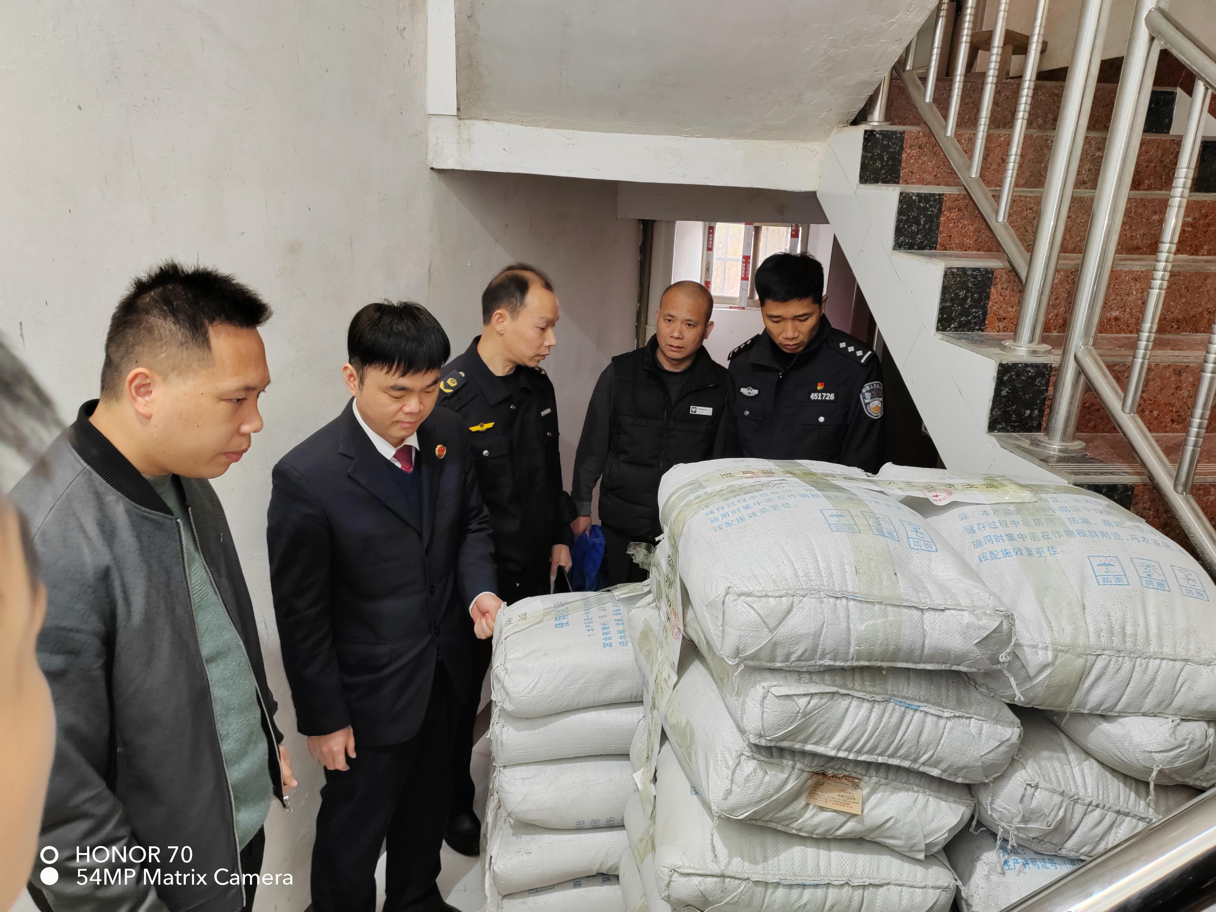  矿石粉冒充磷肥 广西贺州市捣毁一假肥料窝点
