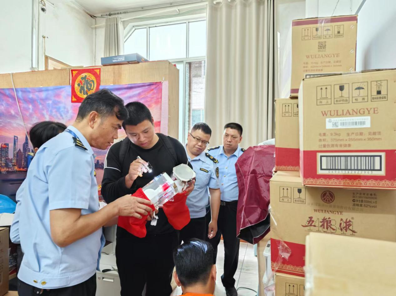 广西百色市场监管部门查获290瓶高端假“名酒” 