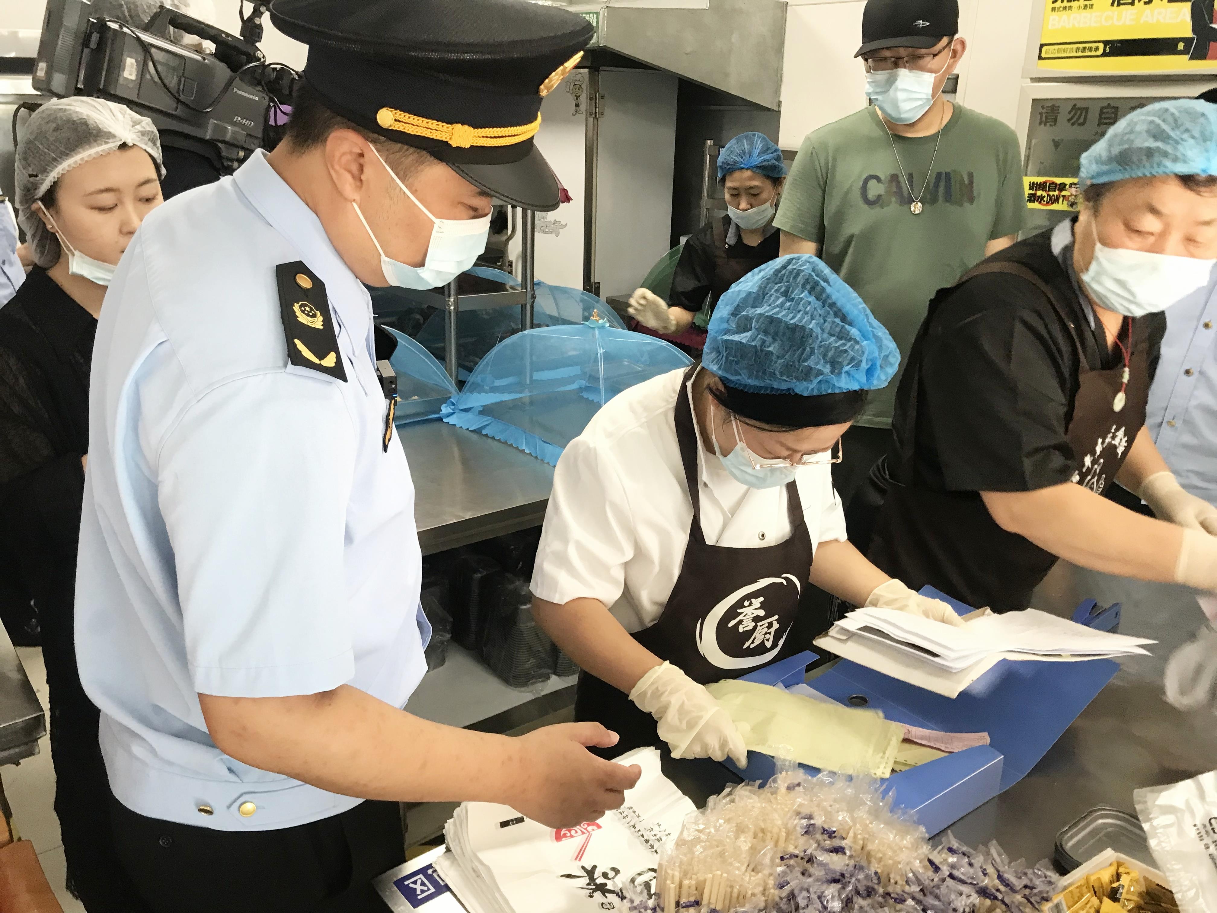网络直播“查”外卖 食品安全“亮”起来