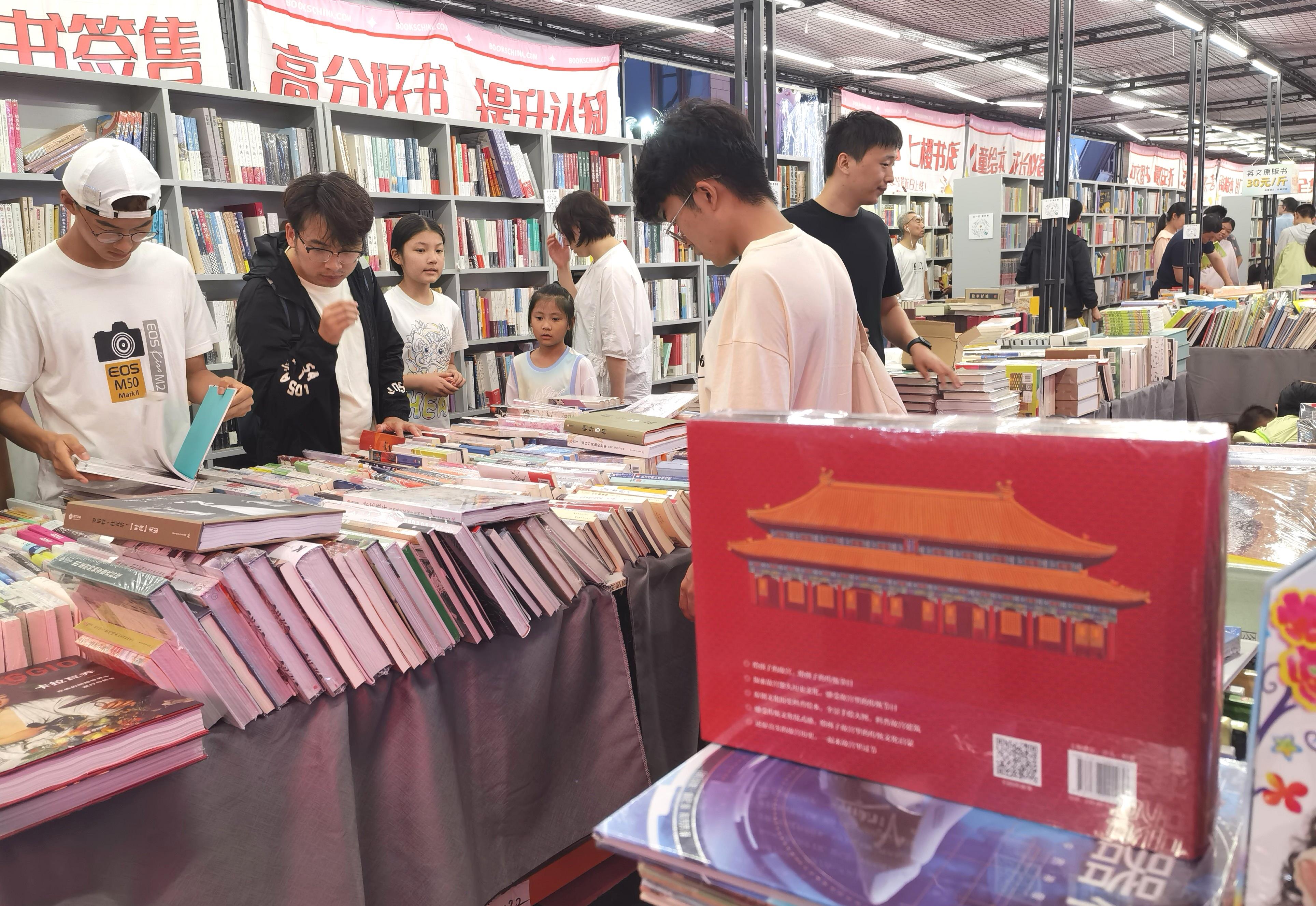 北京海淀：实体书店进社区 横蛮破费在身旁