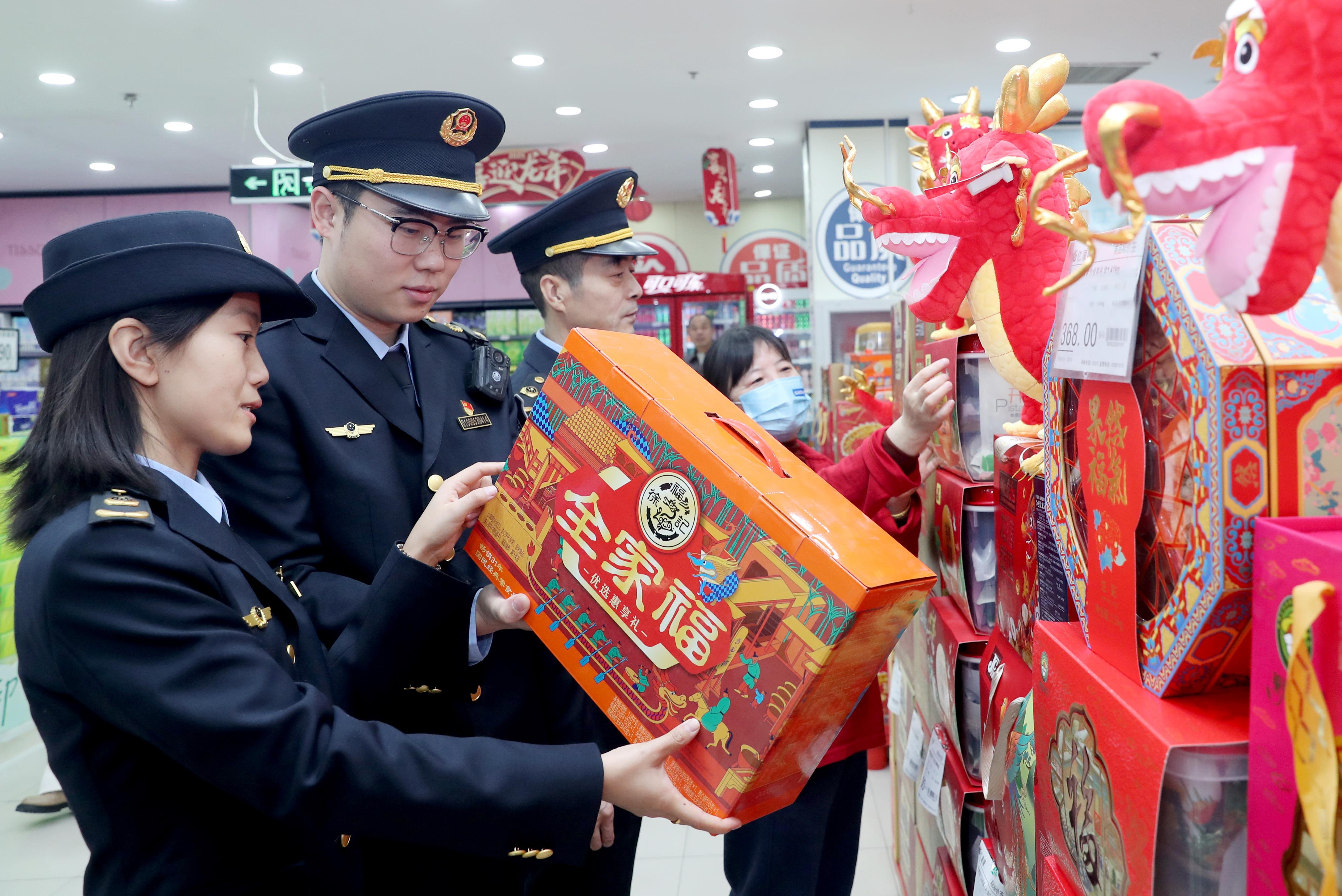 年货市场年味浓　专项检查保安全