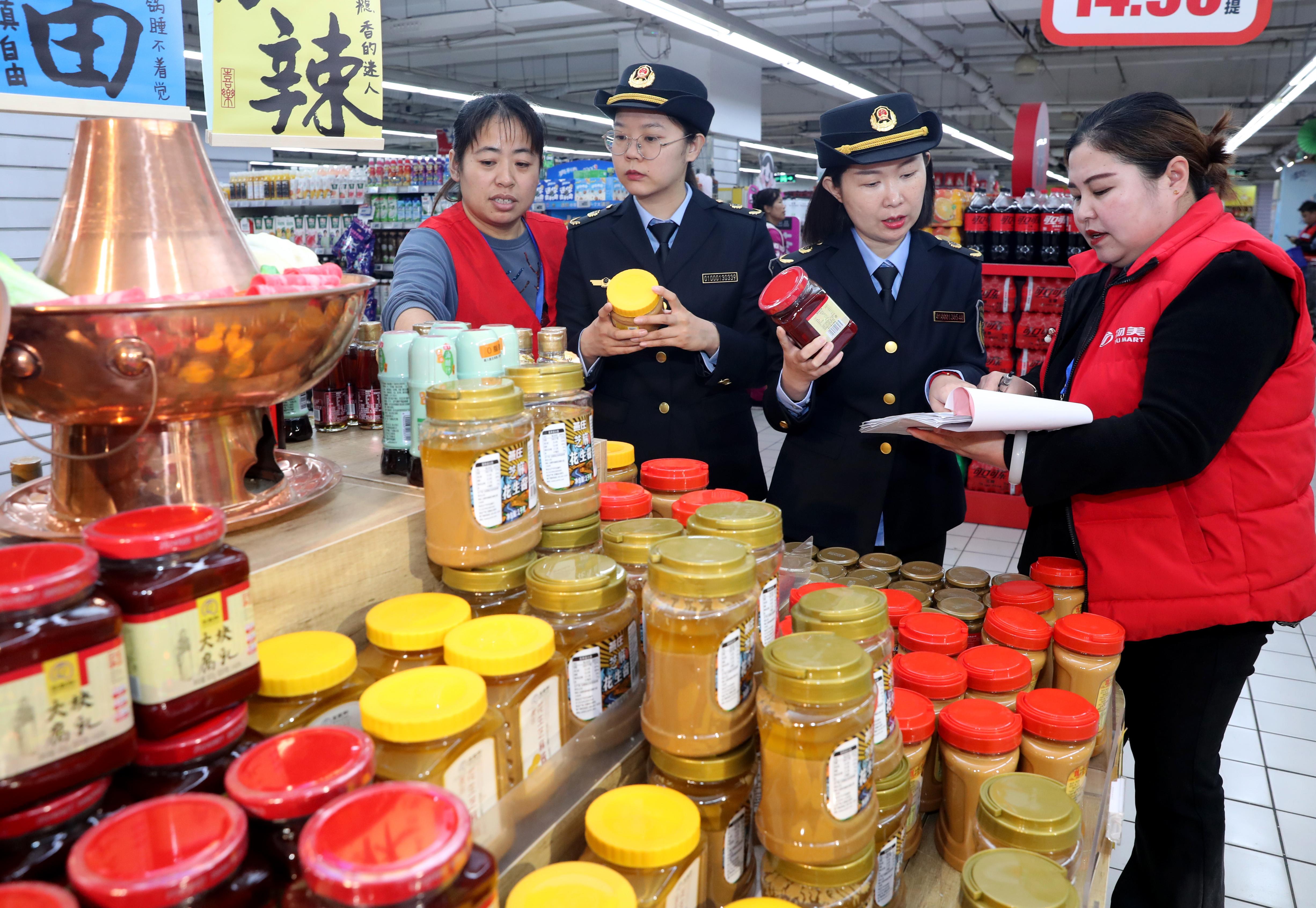 严防“三无”火锅调味品