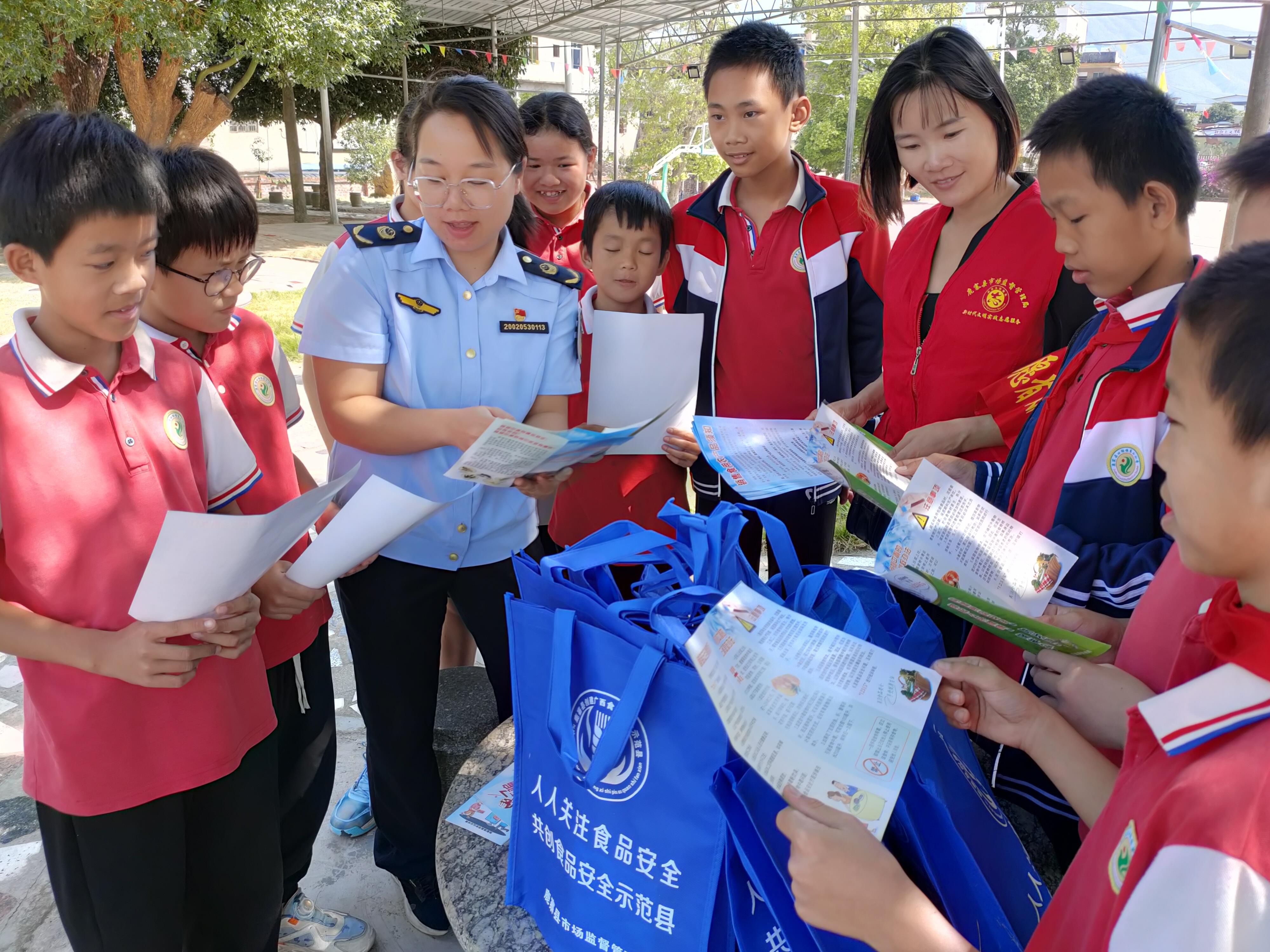  广西鹿寨县开展食品安全“六进”宣传活动