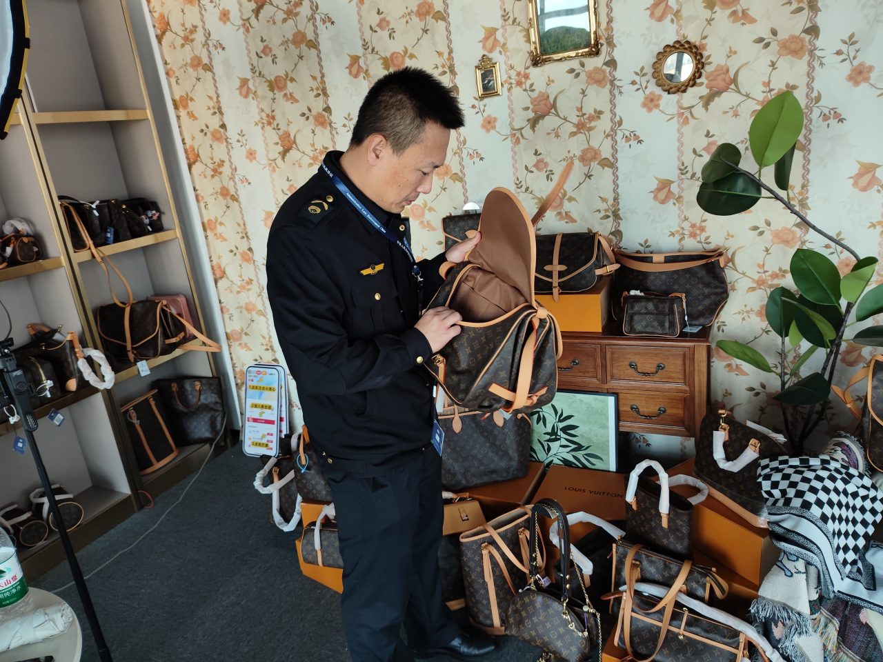  天津开展打击网络直播带货侵权假冒专项执法行动