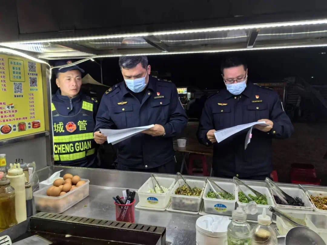  福建福清：夜查美食摊点 保障消费安全