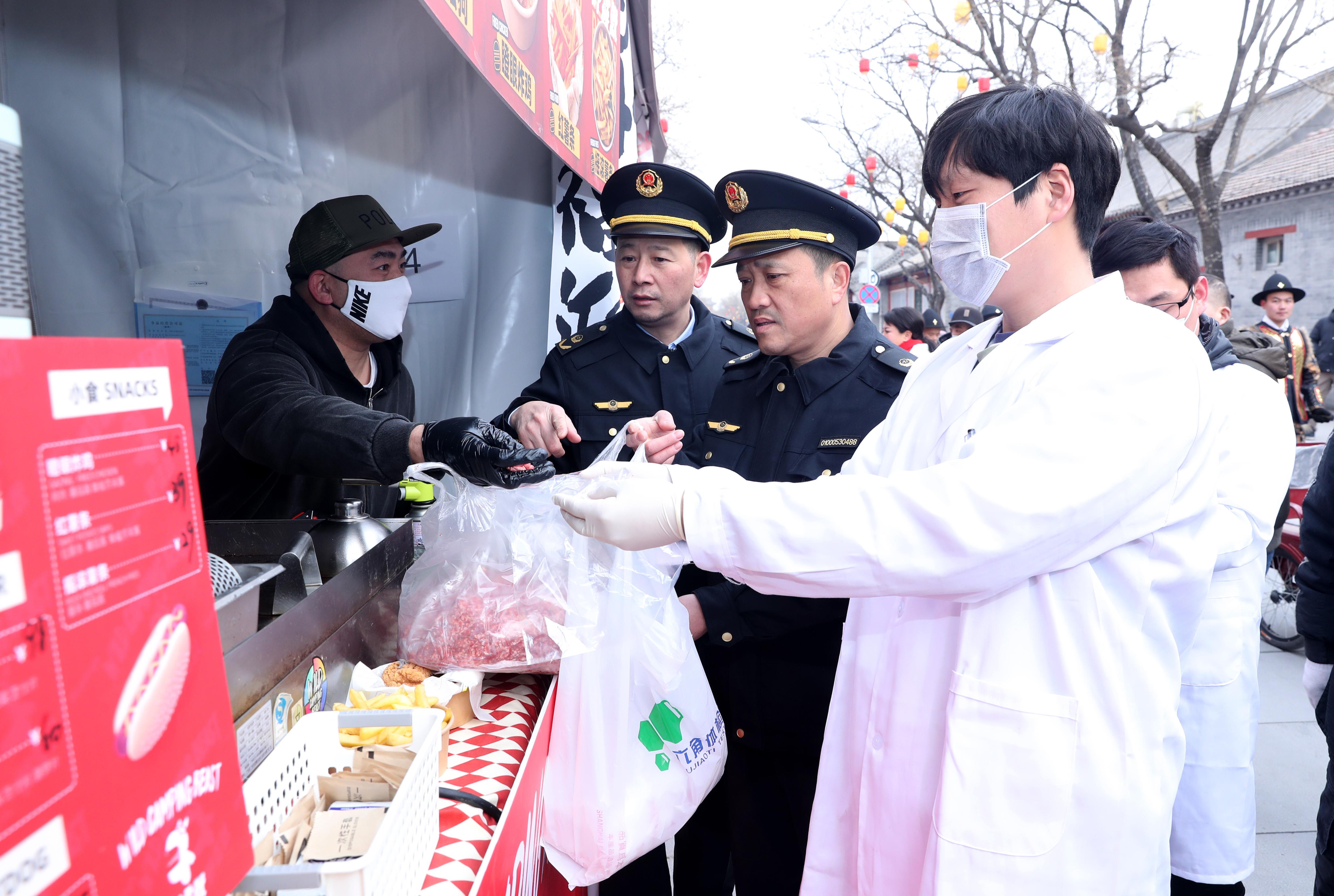 抽检“进”庙会 放心品美食