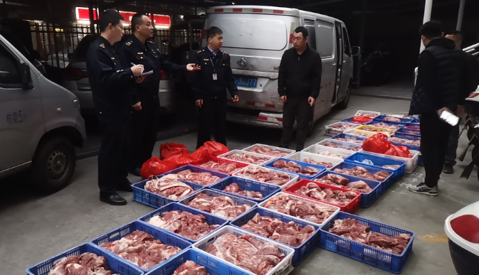  福建厦门：深夜追踪查获私宰猪肉