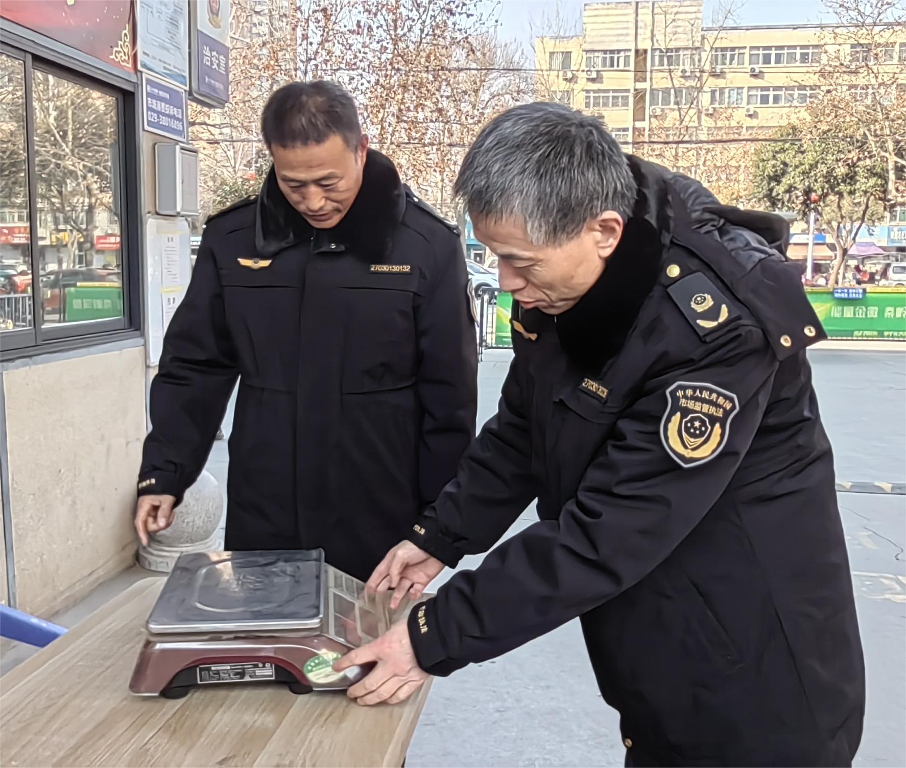  新春走基层｜家门口的农贸市场秤准价实