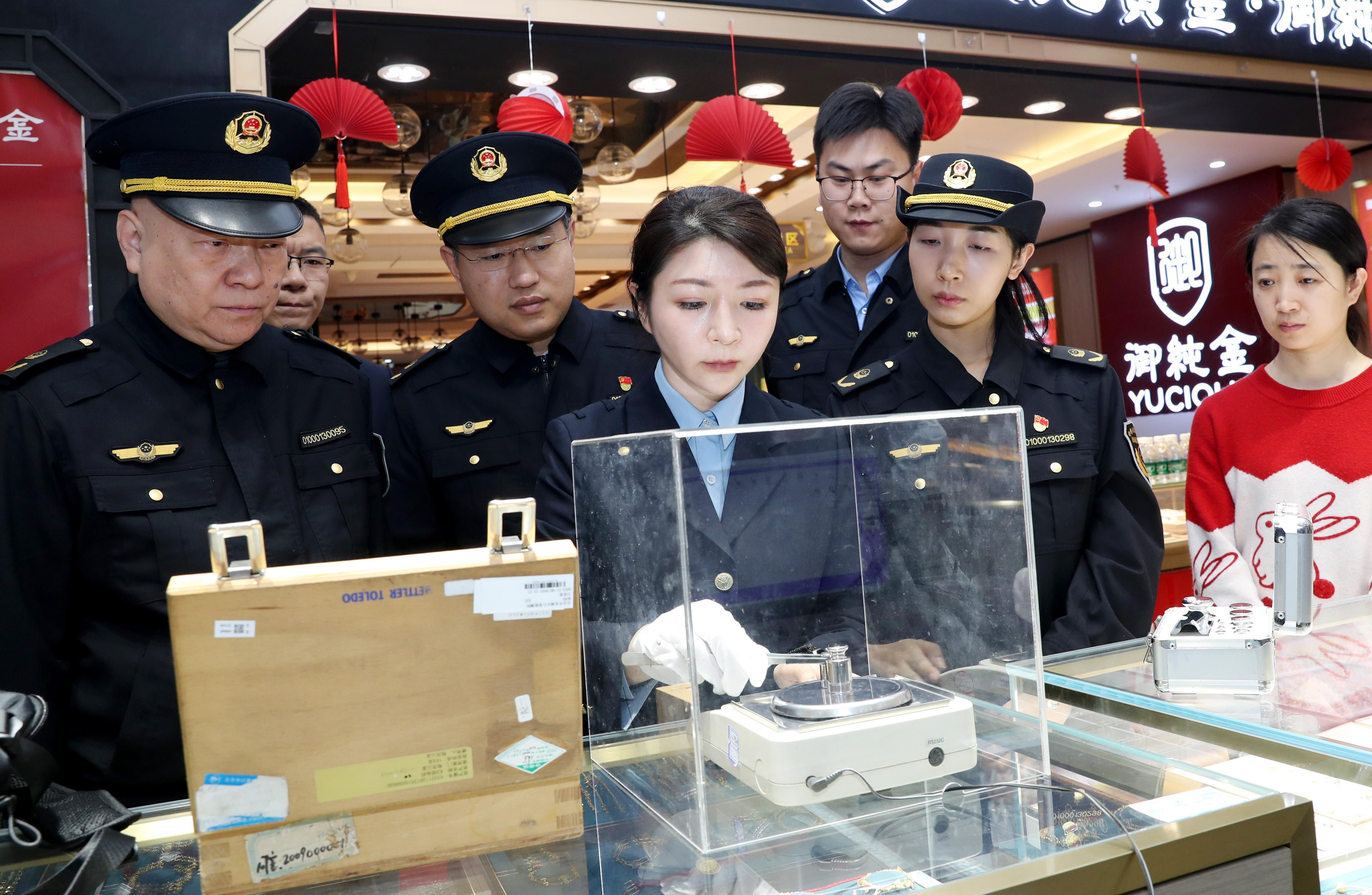 快速发展，我国跨境电商年进出口规模首超2万亿元