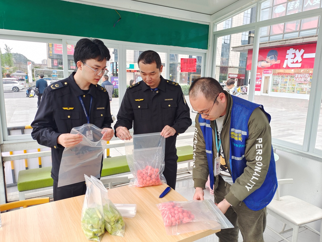  广西桂林：“你点我检”给酸嘢测“成色”