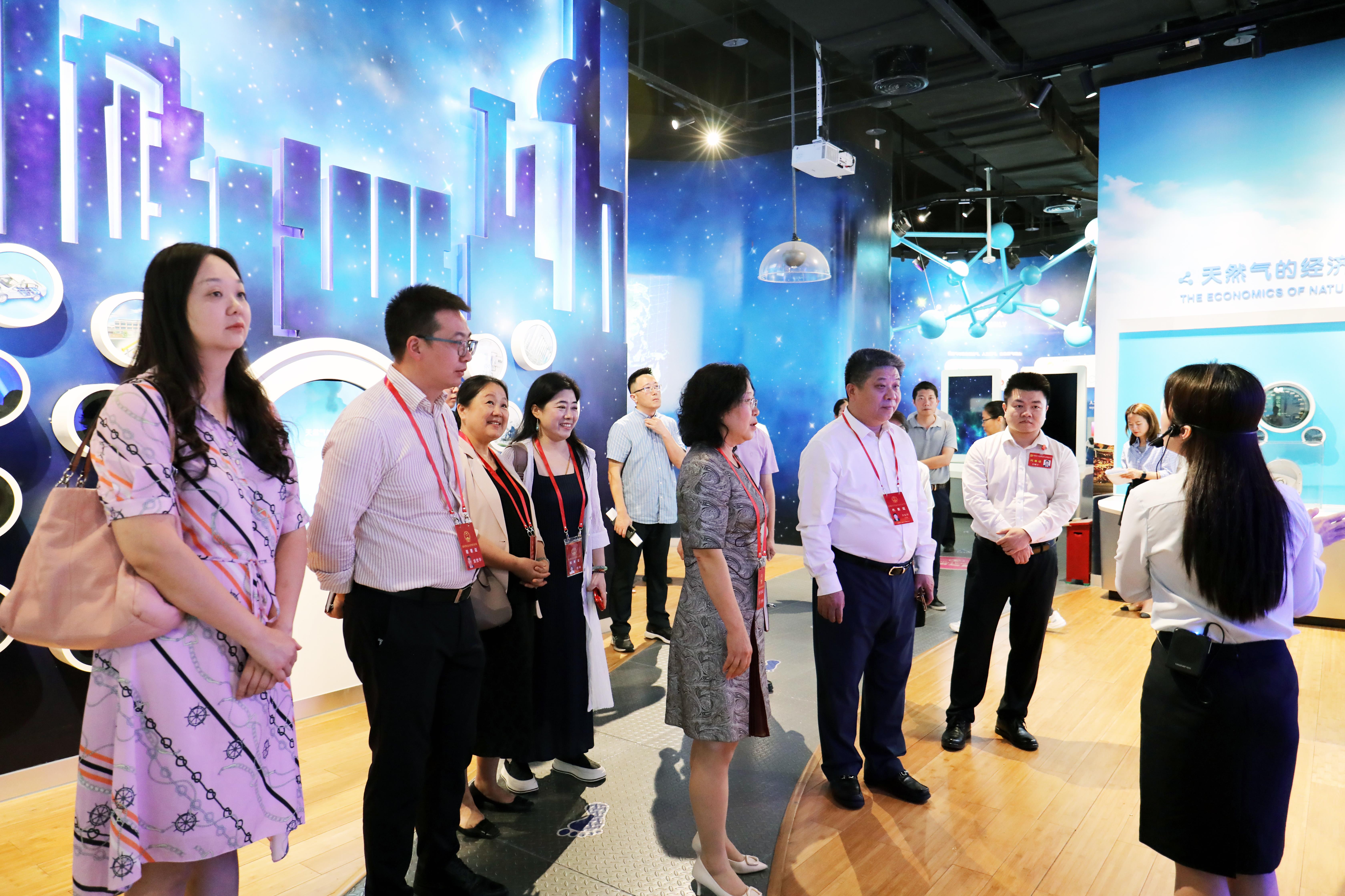 广东深圳：邀请代表委员监督考察消费教育基地建设