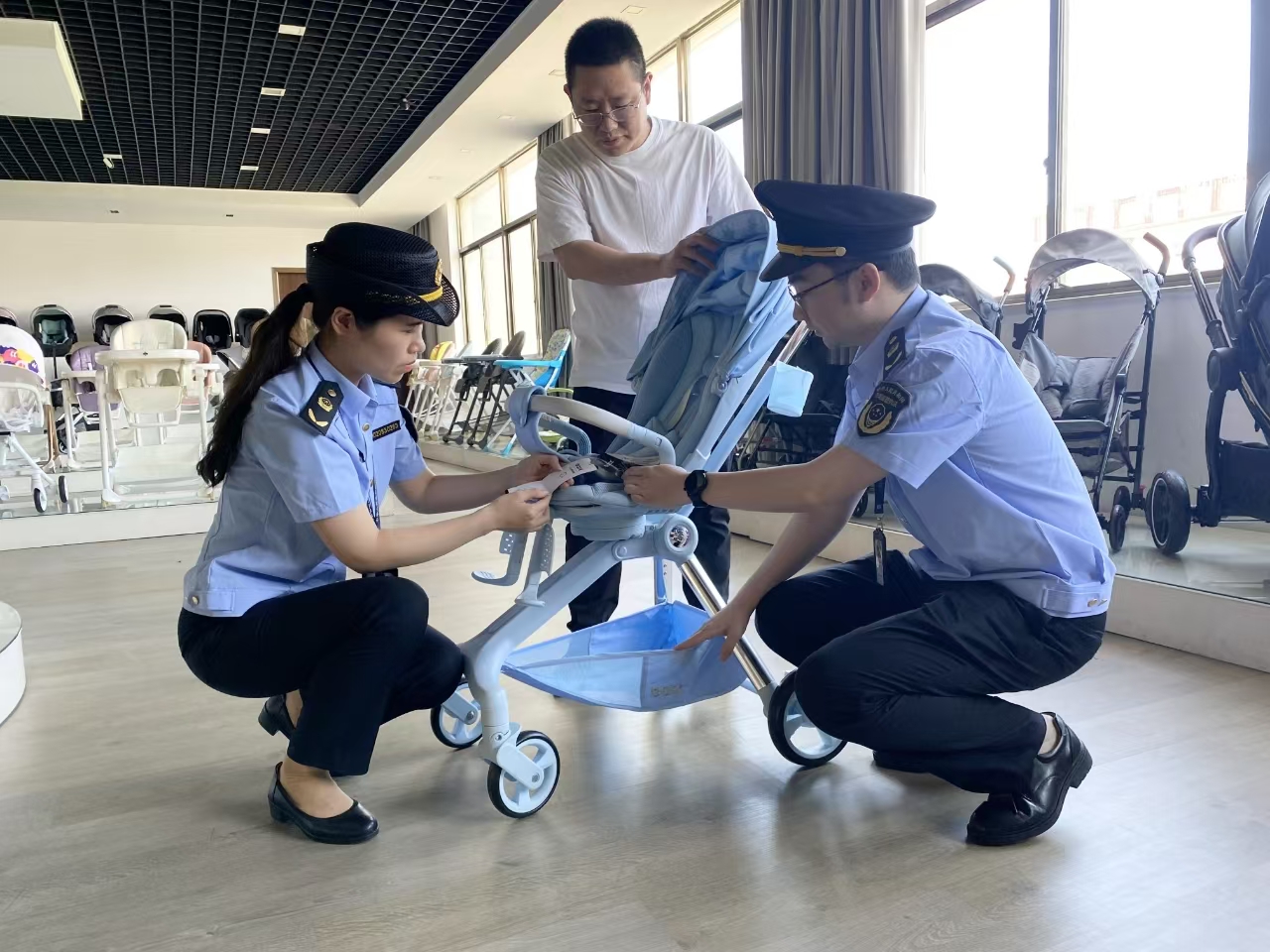 浙江慈溪：专项检查童车产品