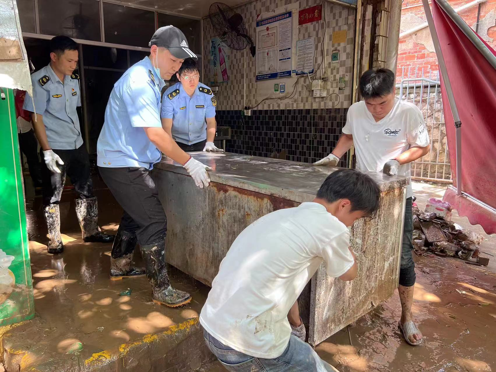  广西桂林：筑牢灾后食品安全堤坝