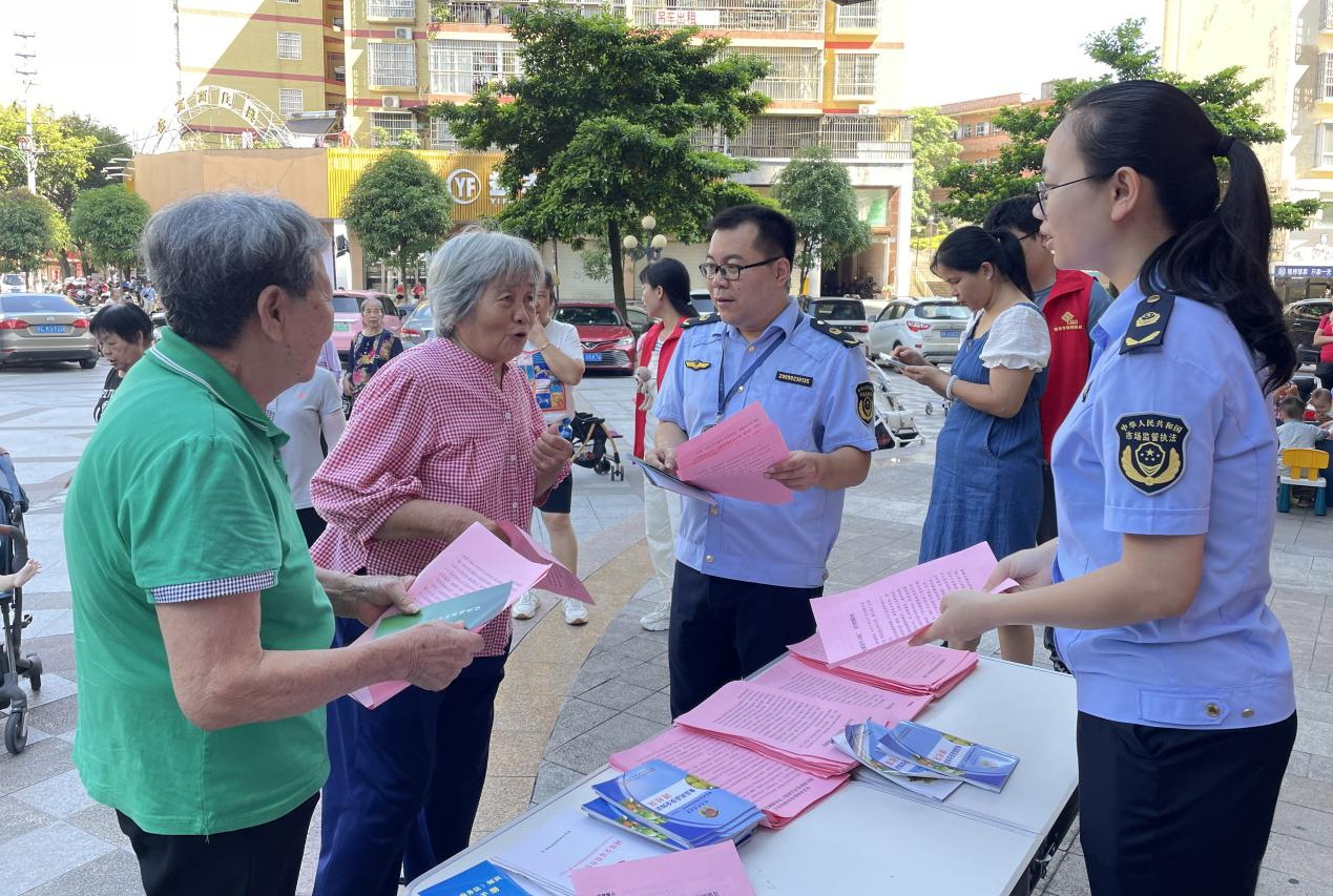  广西容县开展服务千乡万村消费维权公益行动进社区活动