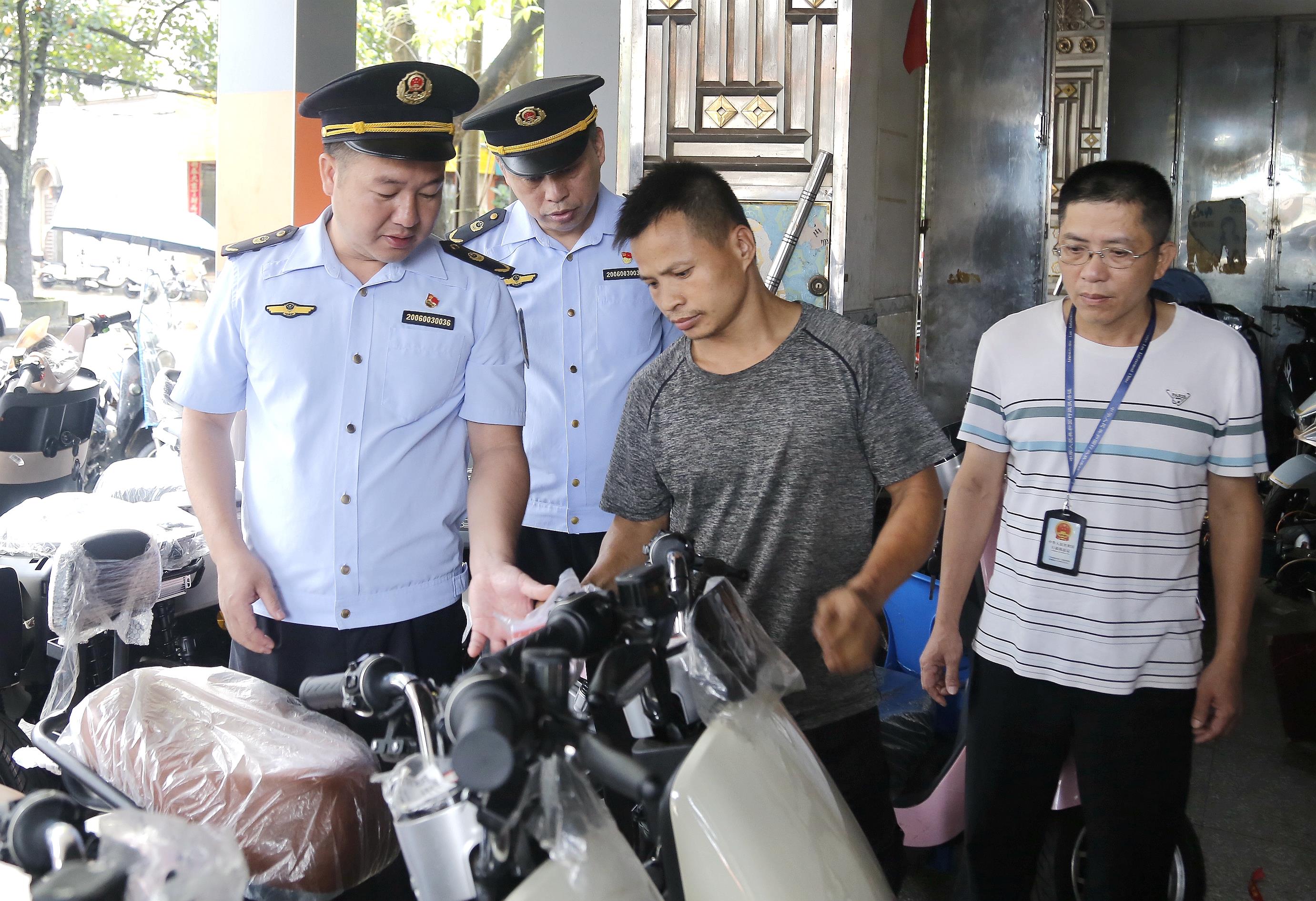  广西防城港：“执法检查+现场教学”推进电动自行车安全隐患全链条整治