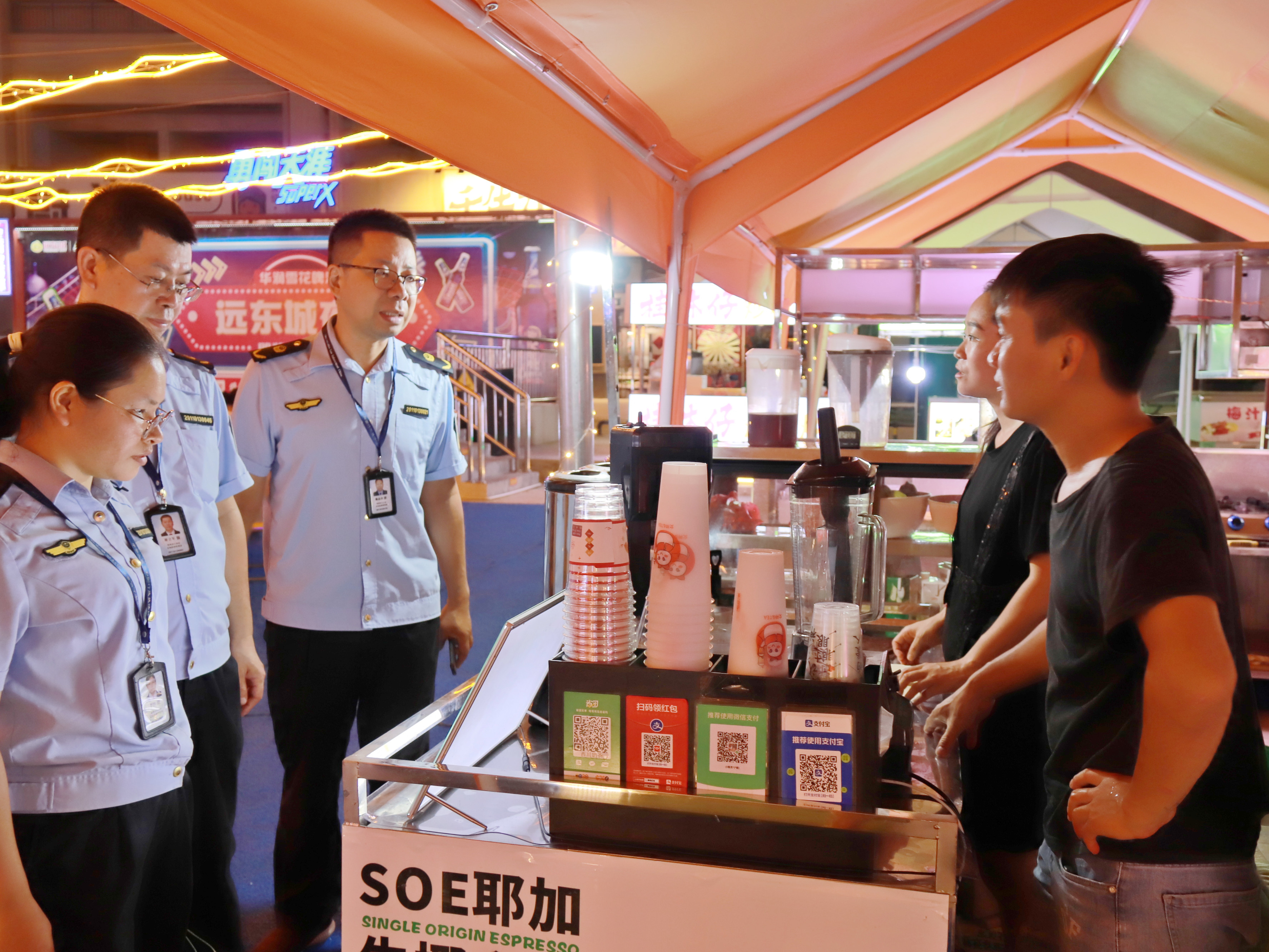 广西贺州：夜间监管“不打烊” 护航暑期食品安全