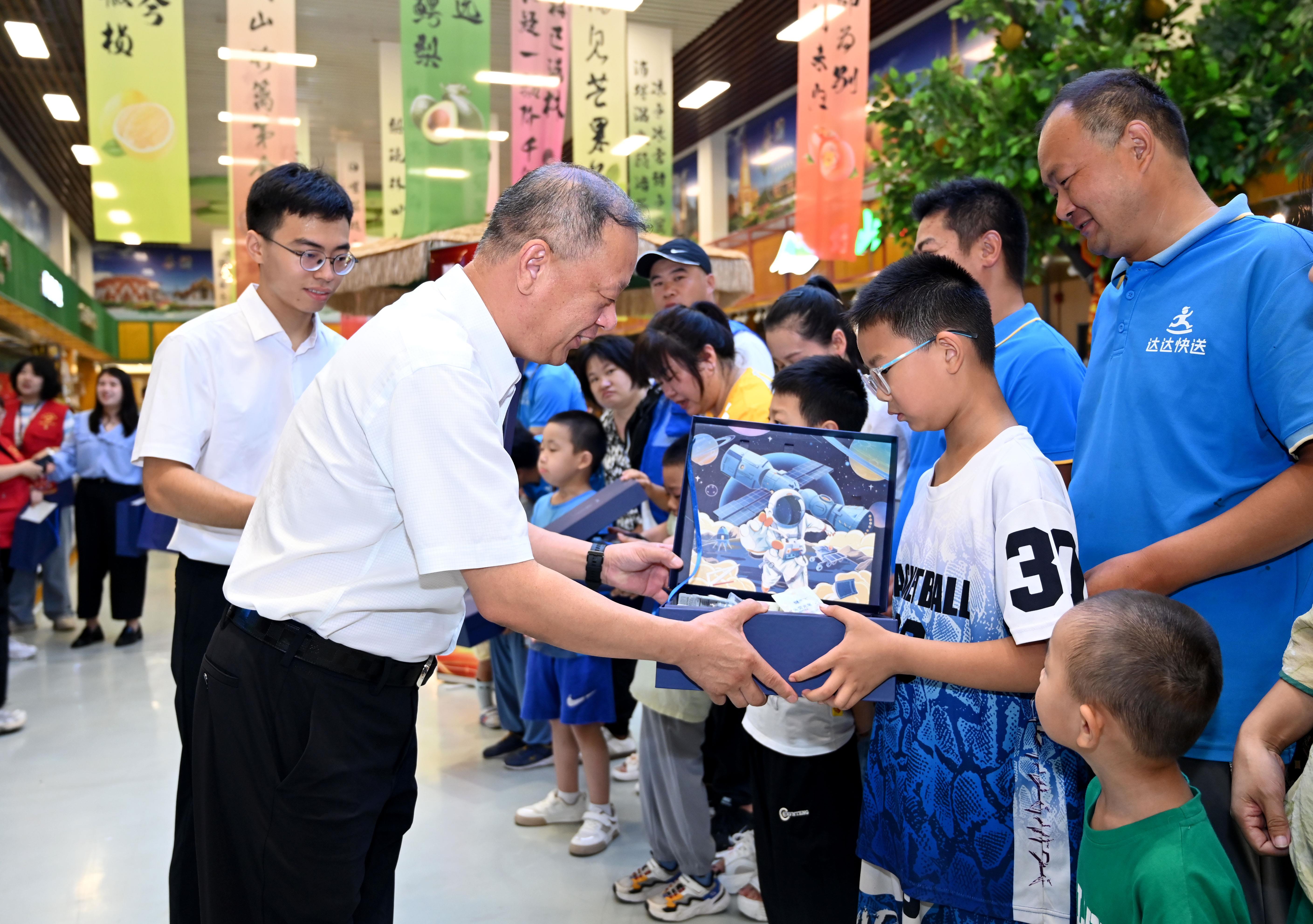 北京新发地市场党群服务中心邀“小哥”阖家团聚乐游北京