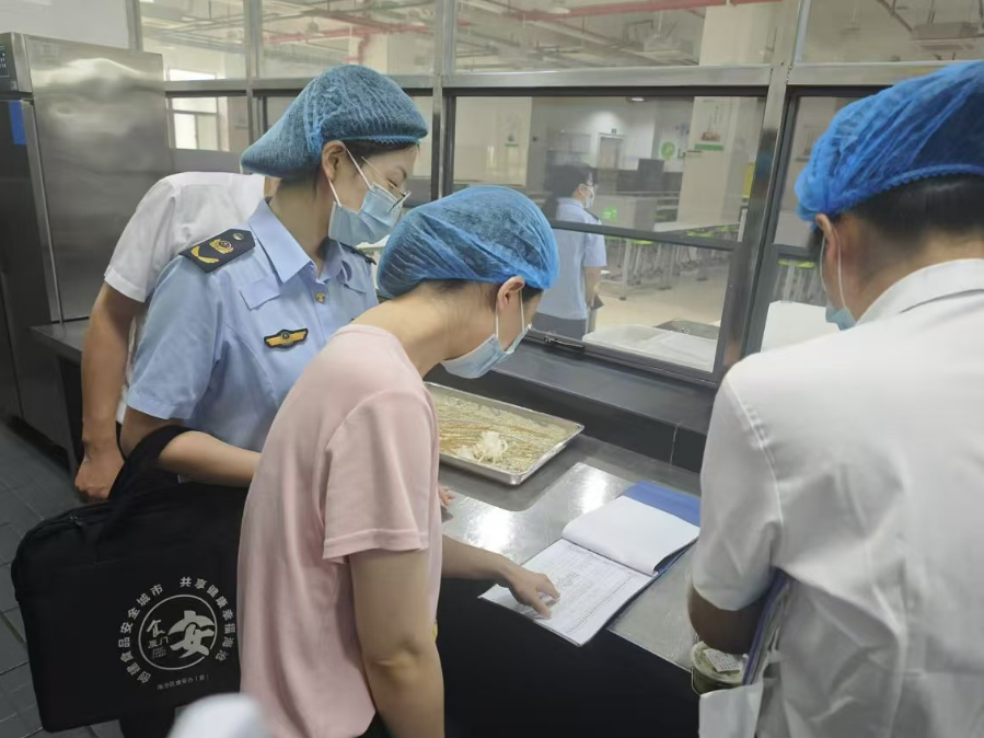 厦门市海沧区开展校园及周边食品安全联合检查