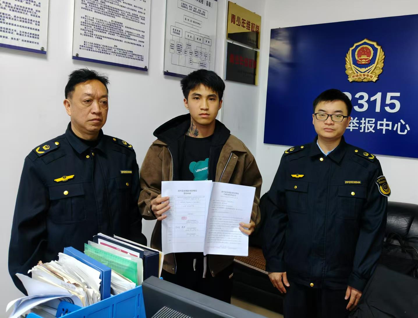 广西南丹：给未成年人文身 商家被罚没3600余元 