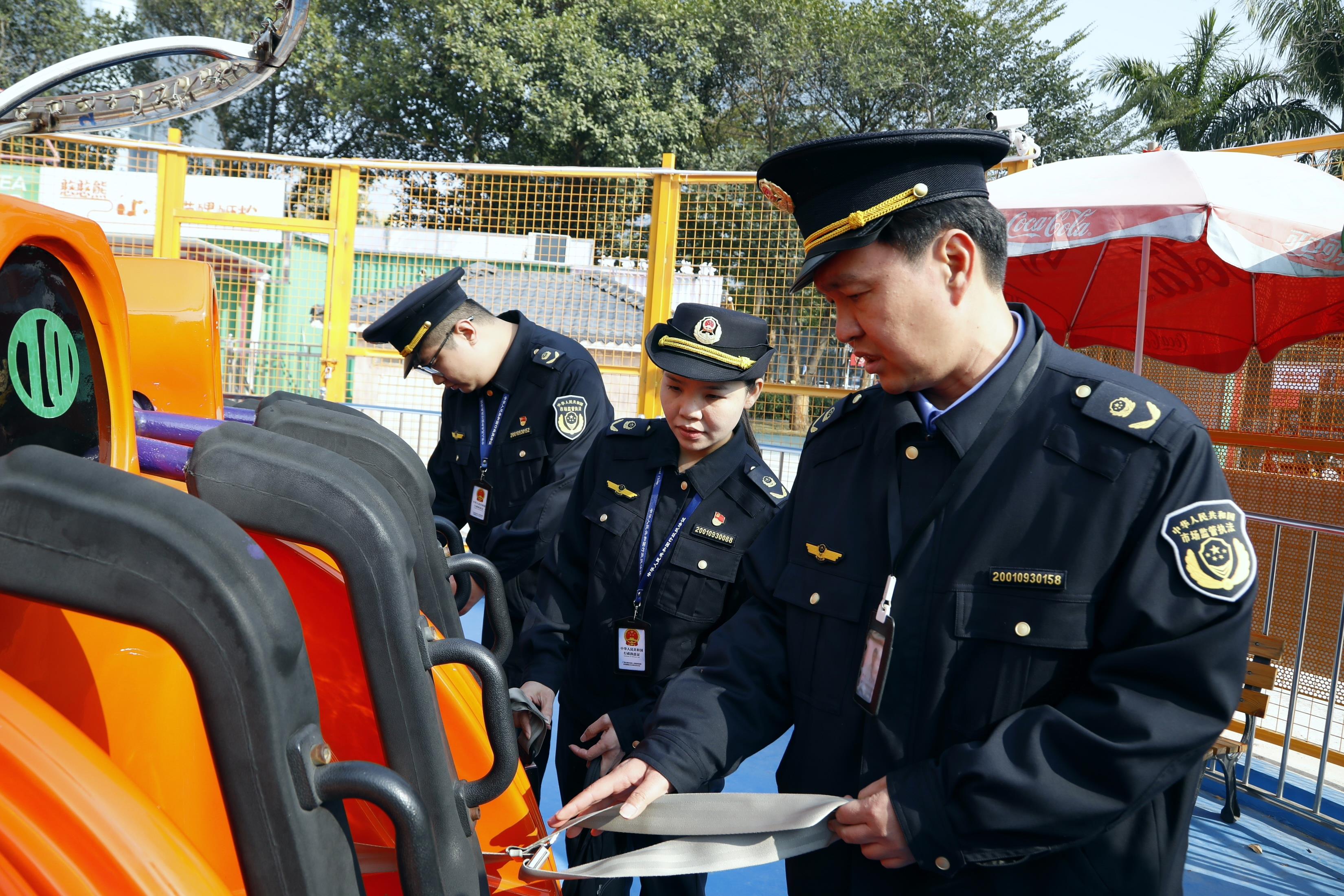  广西南宁：“体检”游乐设施 守护游客安全