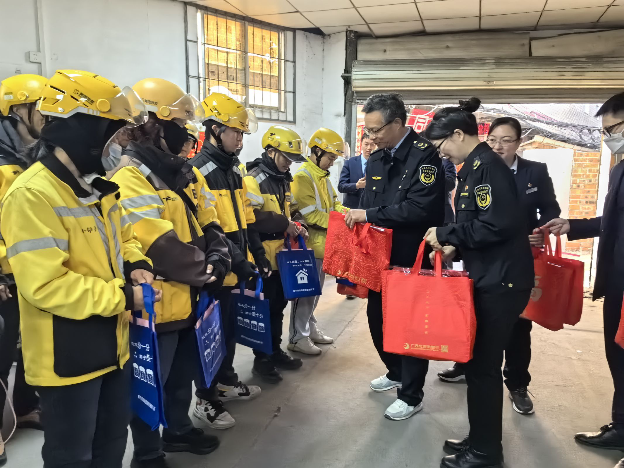 广西南宁江南：新春慰问为外卖小哥送温暖