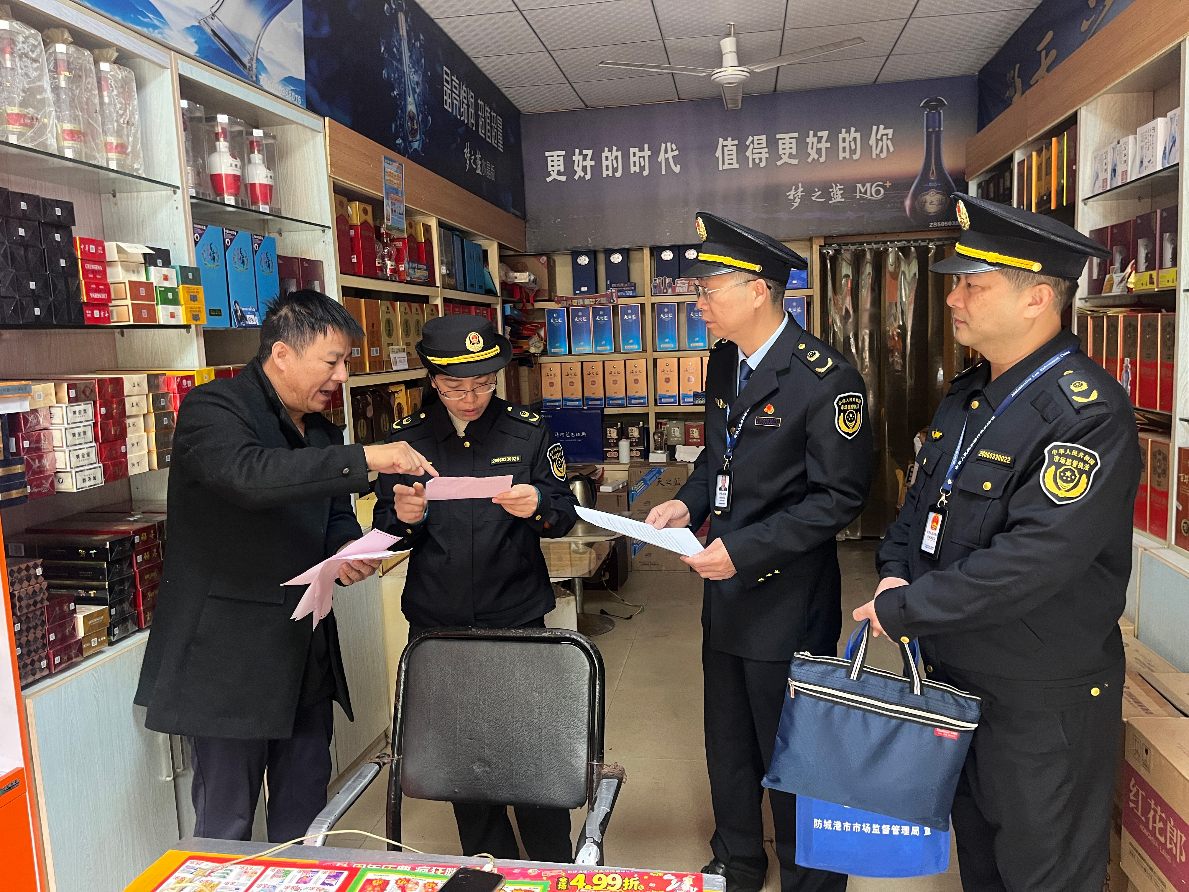 广西防城港市开展广告联合检查 