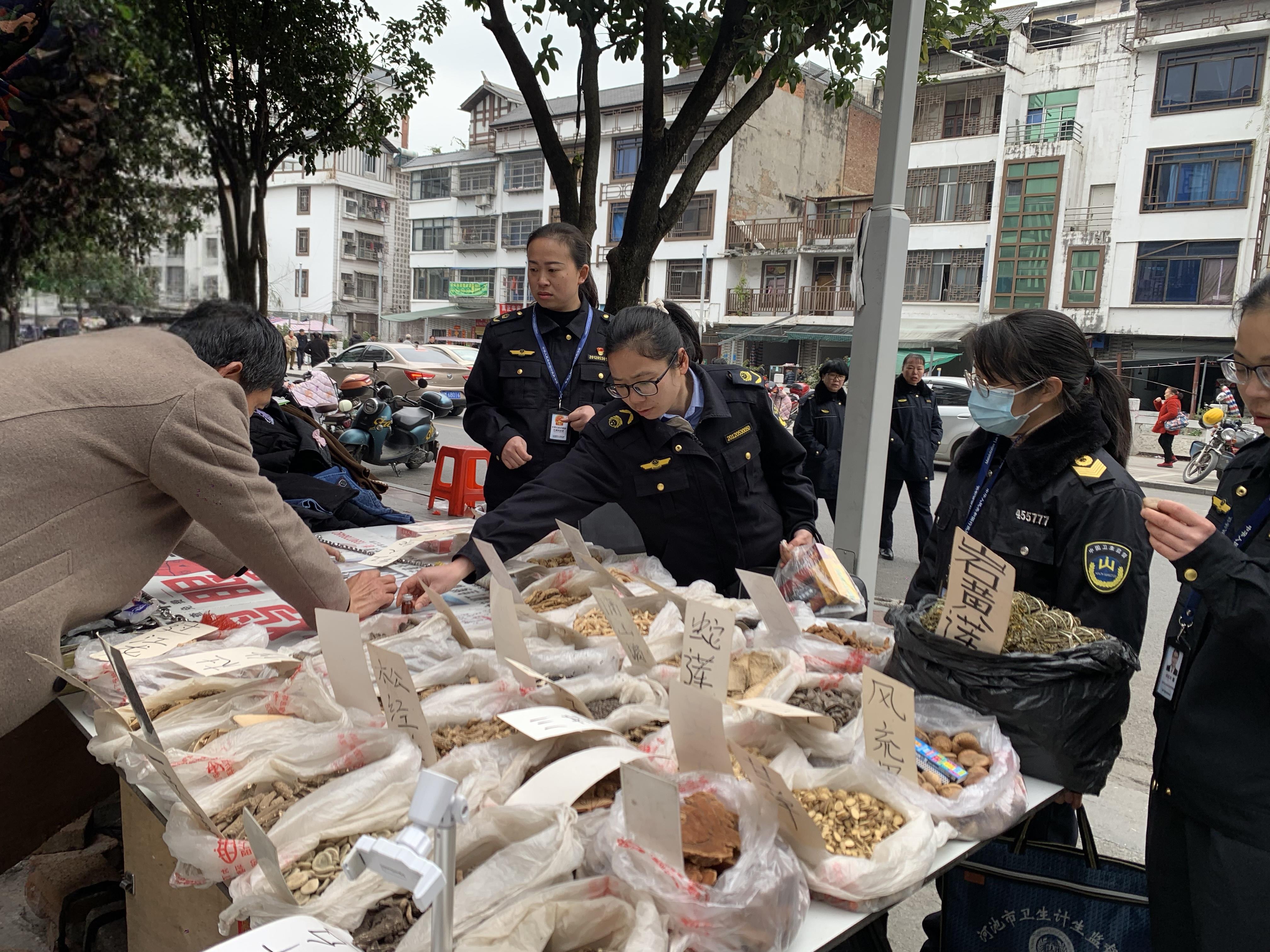  广西南丹：加强地摊药检查