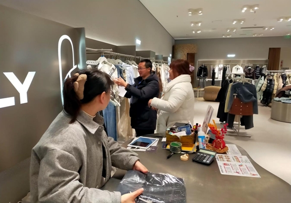 服装掉色引纠纷 消保委助消费者维权成功