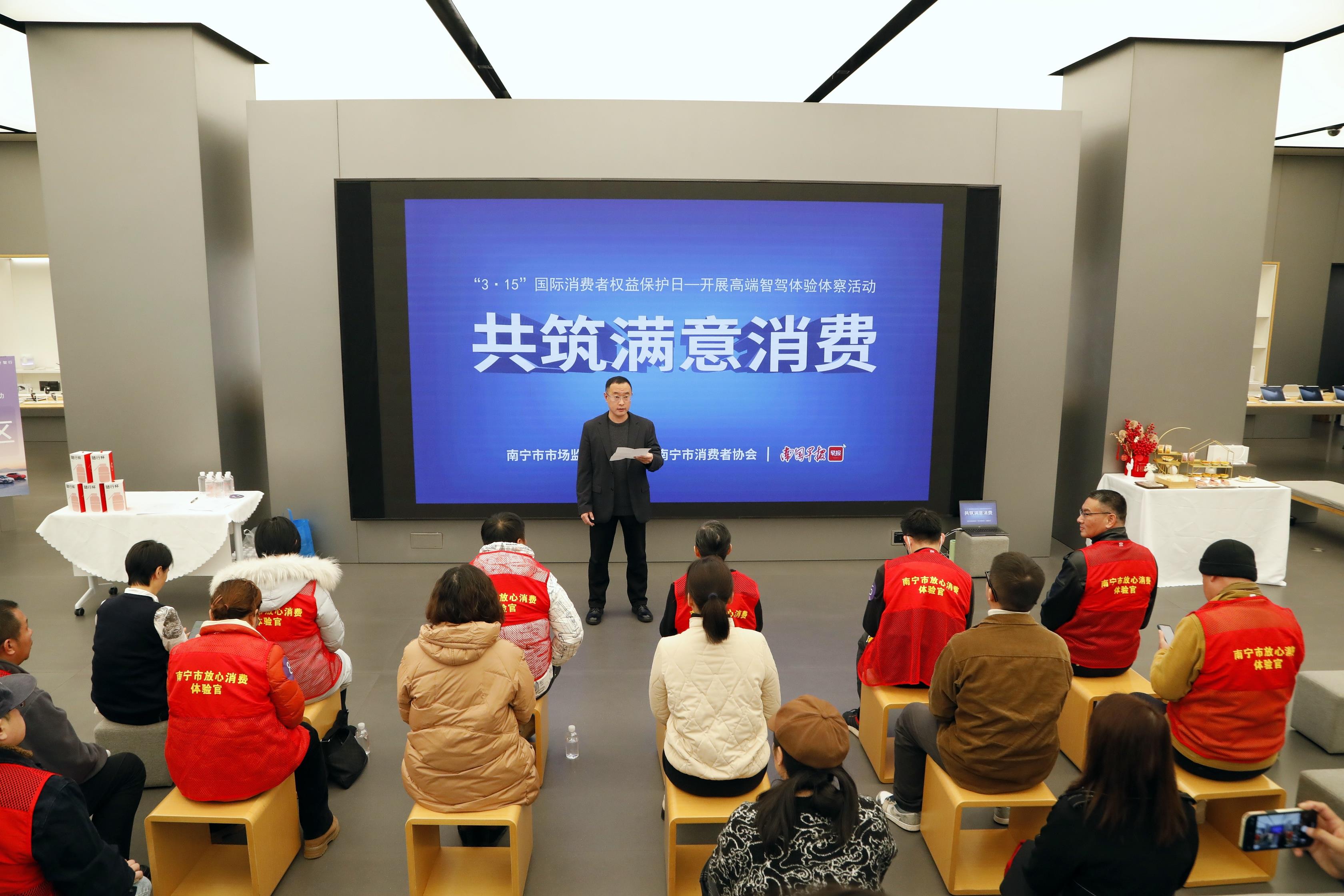广西南宁：消费体验官感受智能驾驶“黑科技”