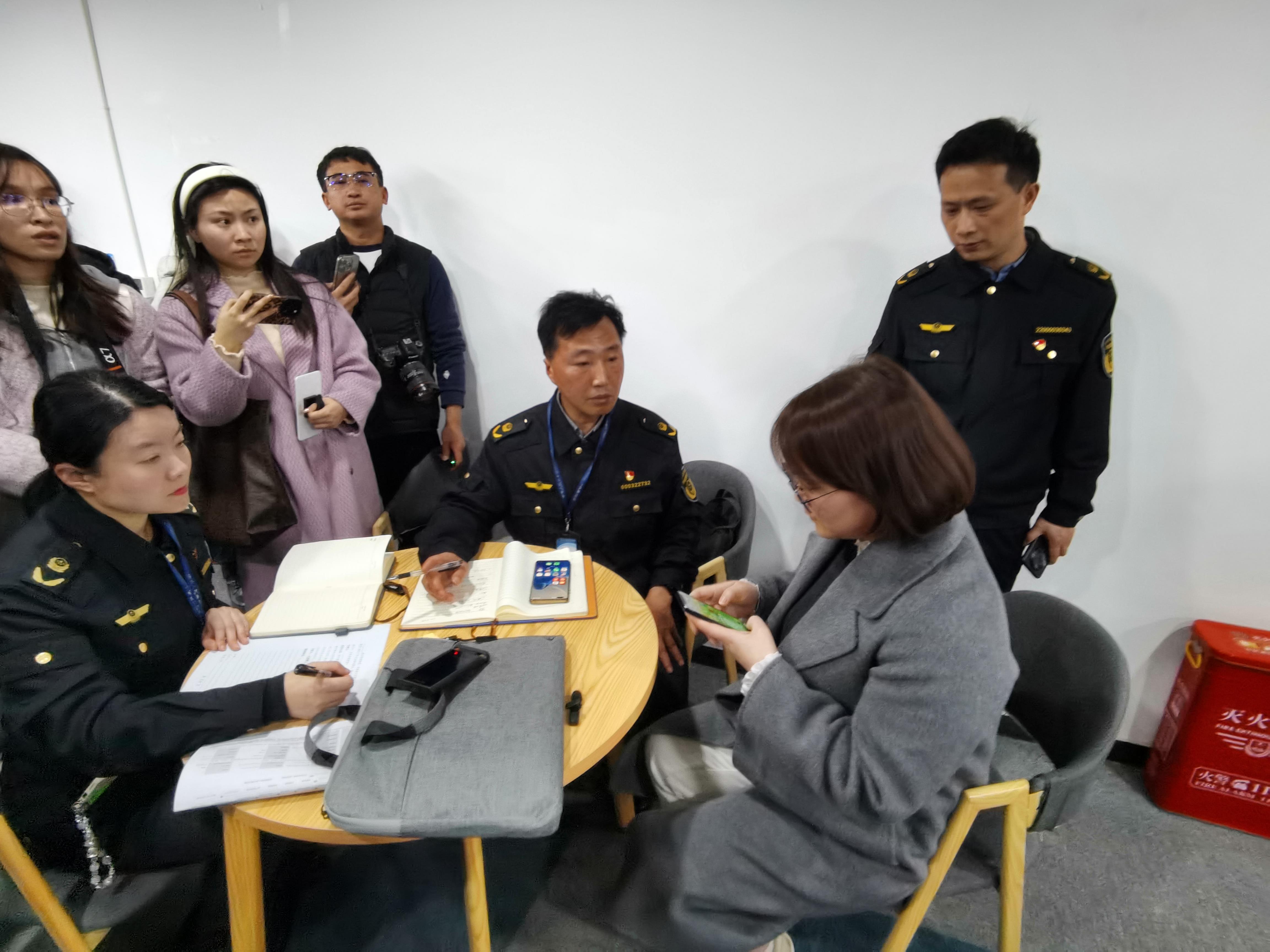  重庆市市场监管局进驻“啄木鸟”公司 重点调查抽成规则等