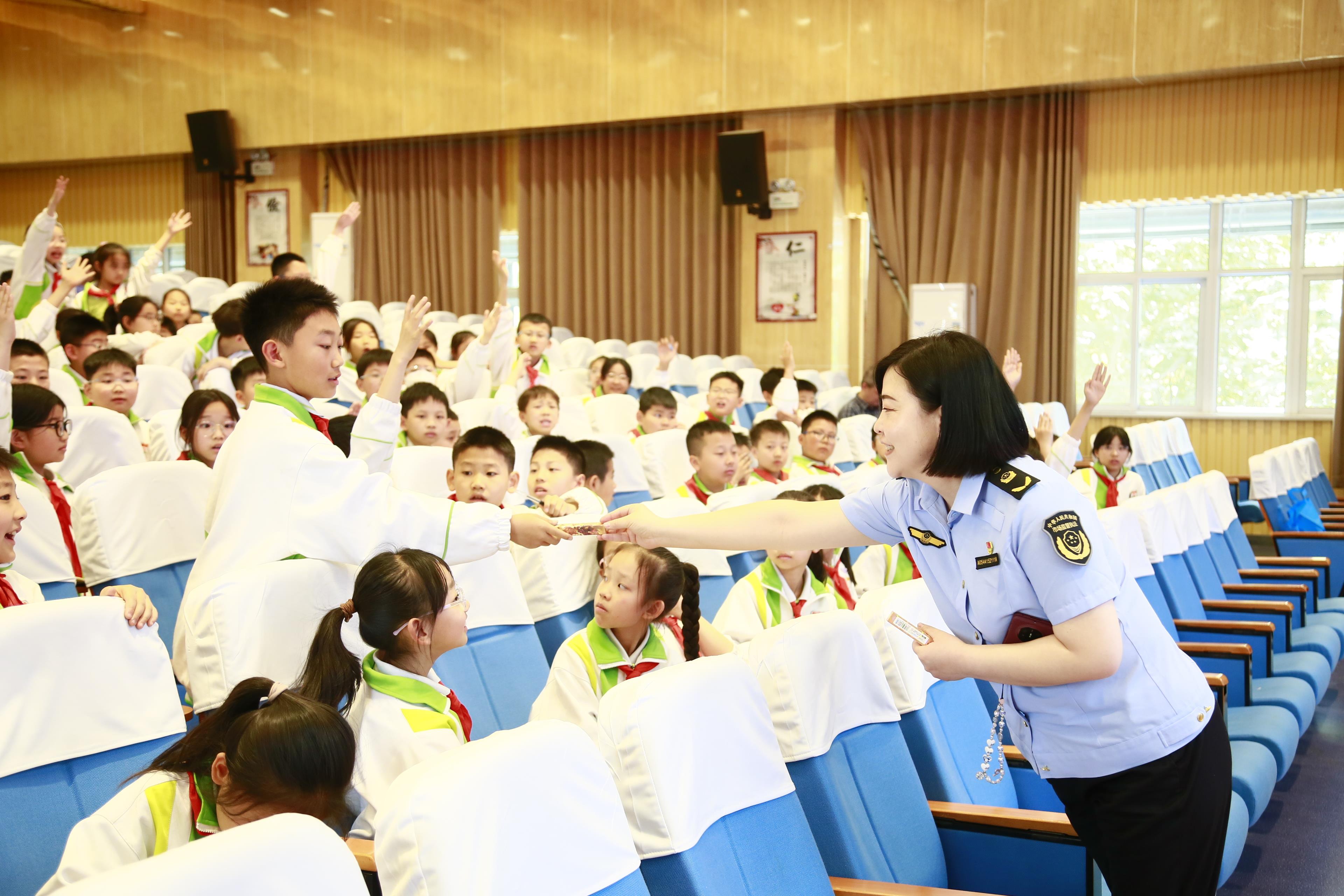  西安市雁塔区：市场监管进校园 安全知识护成长